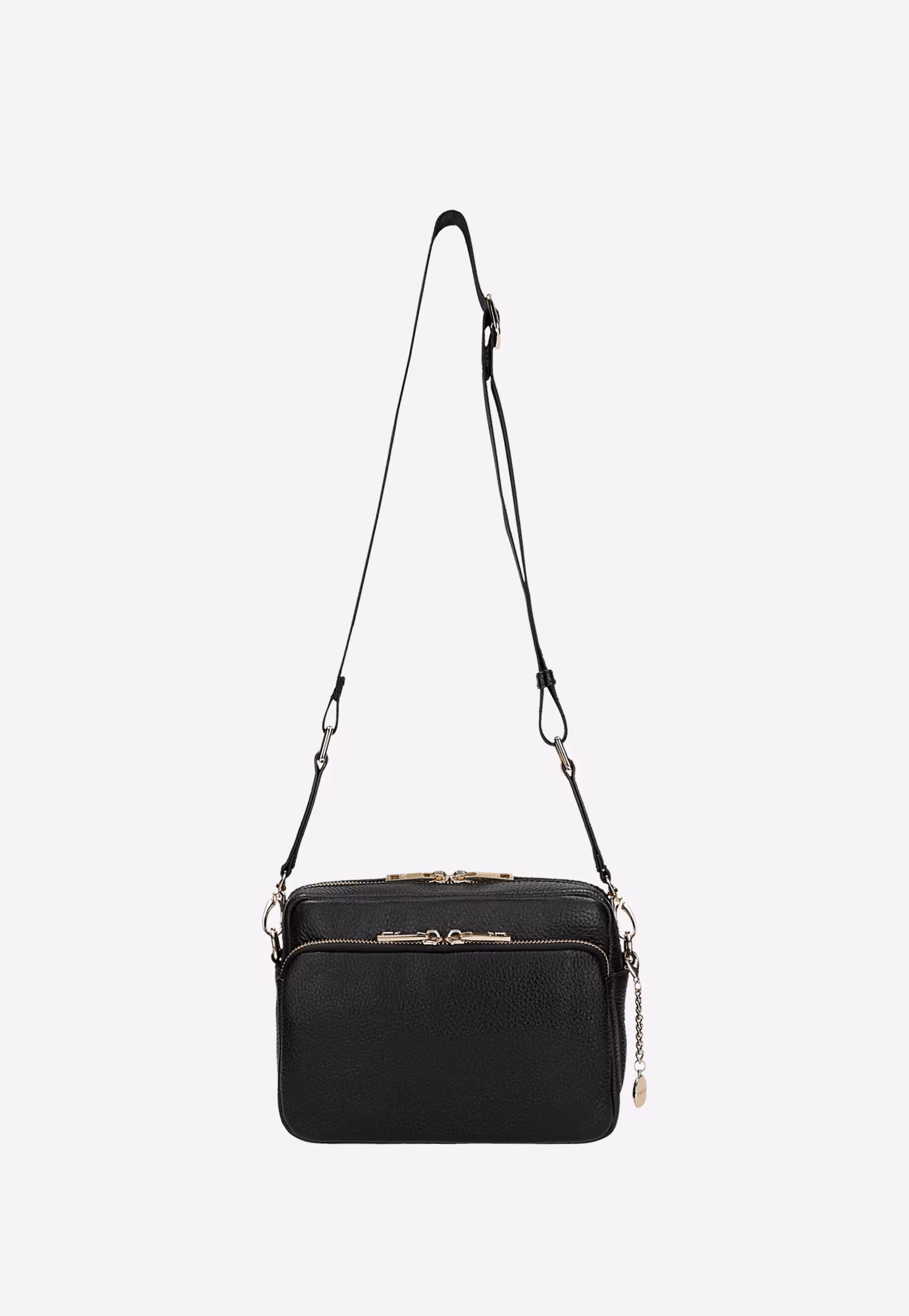 Mała czarna skórzana torebka ze złotymi elementami