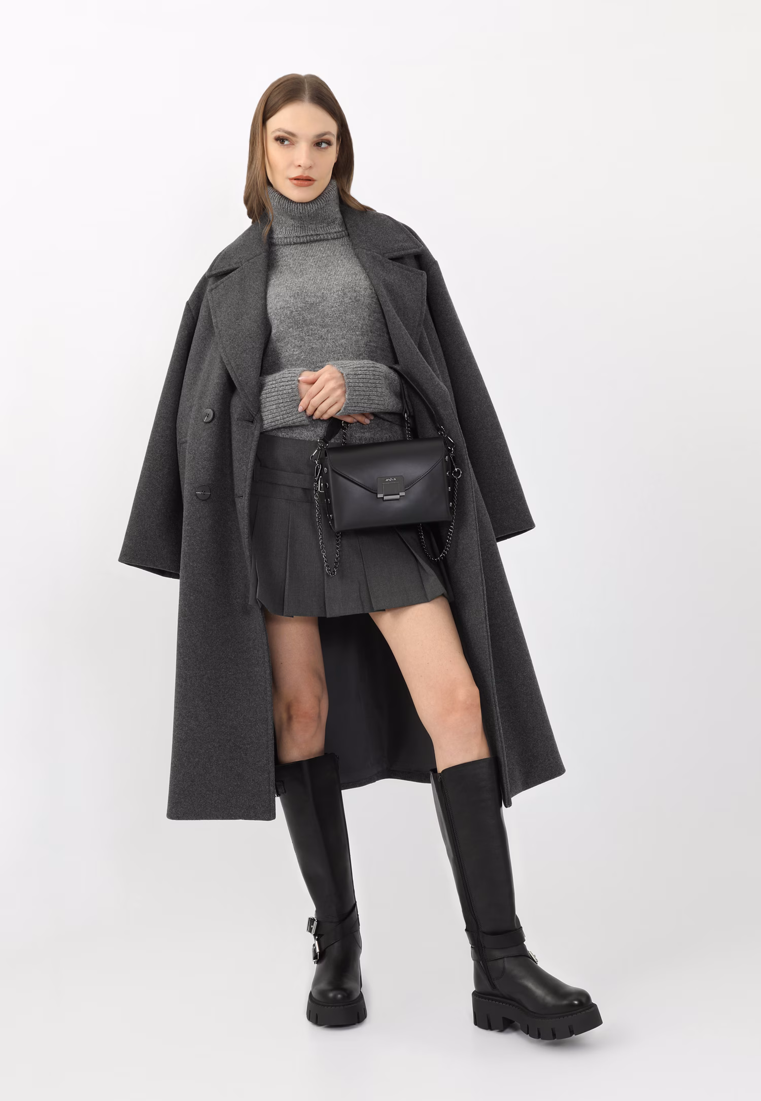 Czarne skórzane kozaki damskie typu bikery ze srebrnymi klamrami