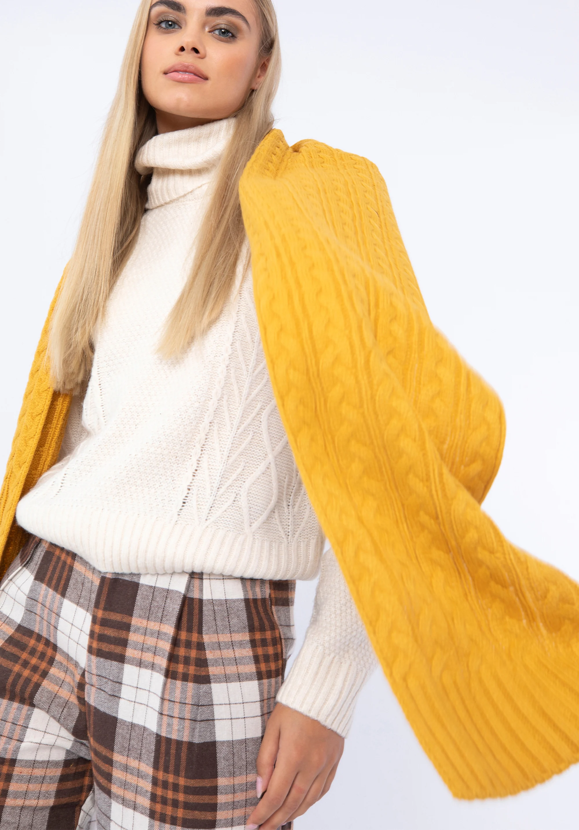 Damski szalik z warkoczowym splotem