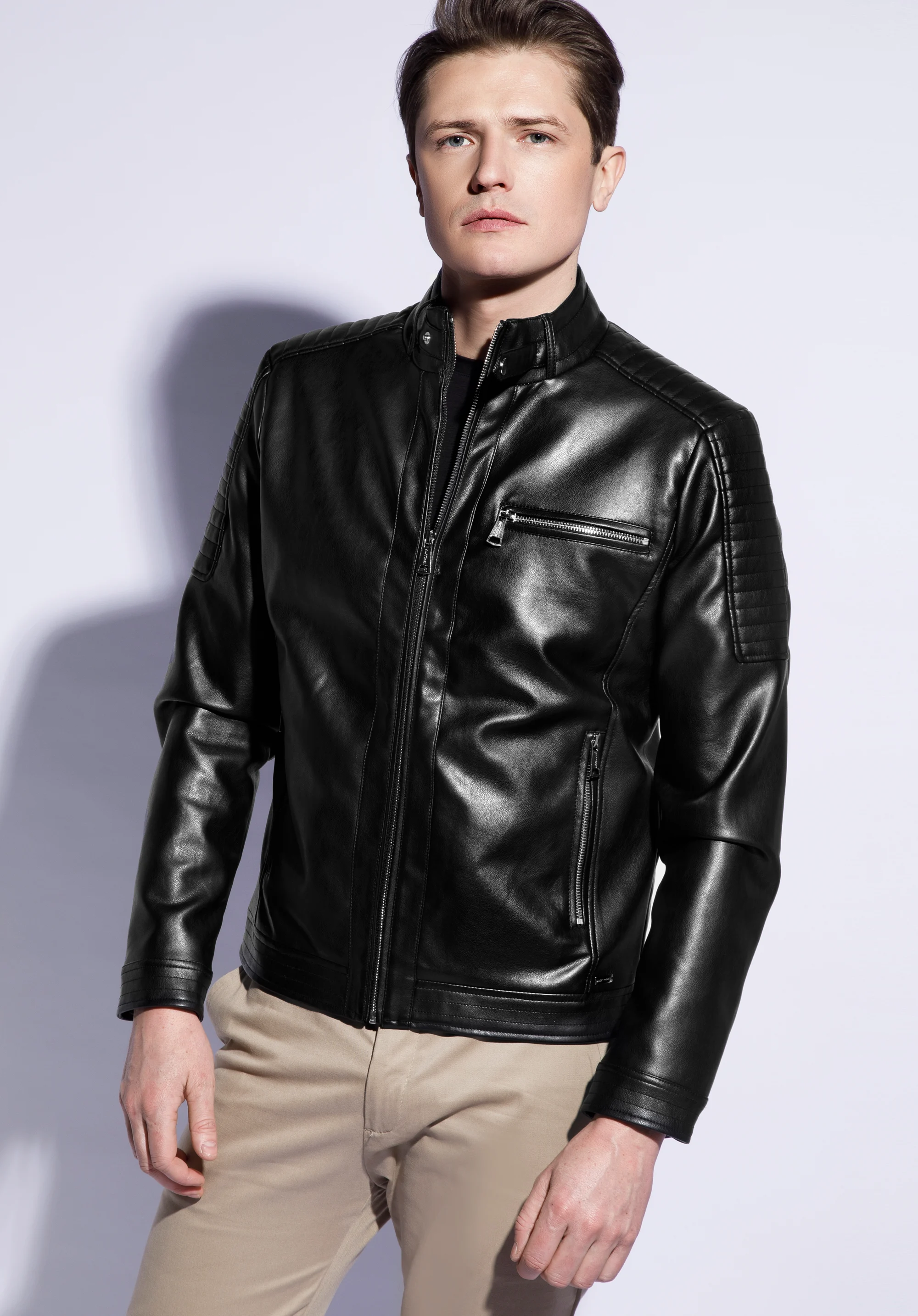 Męska kurtka z ekoskóry z ozdobną stójką