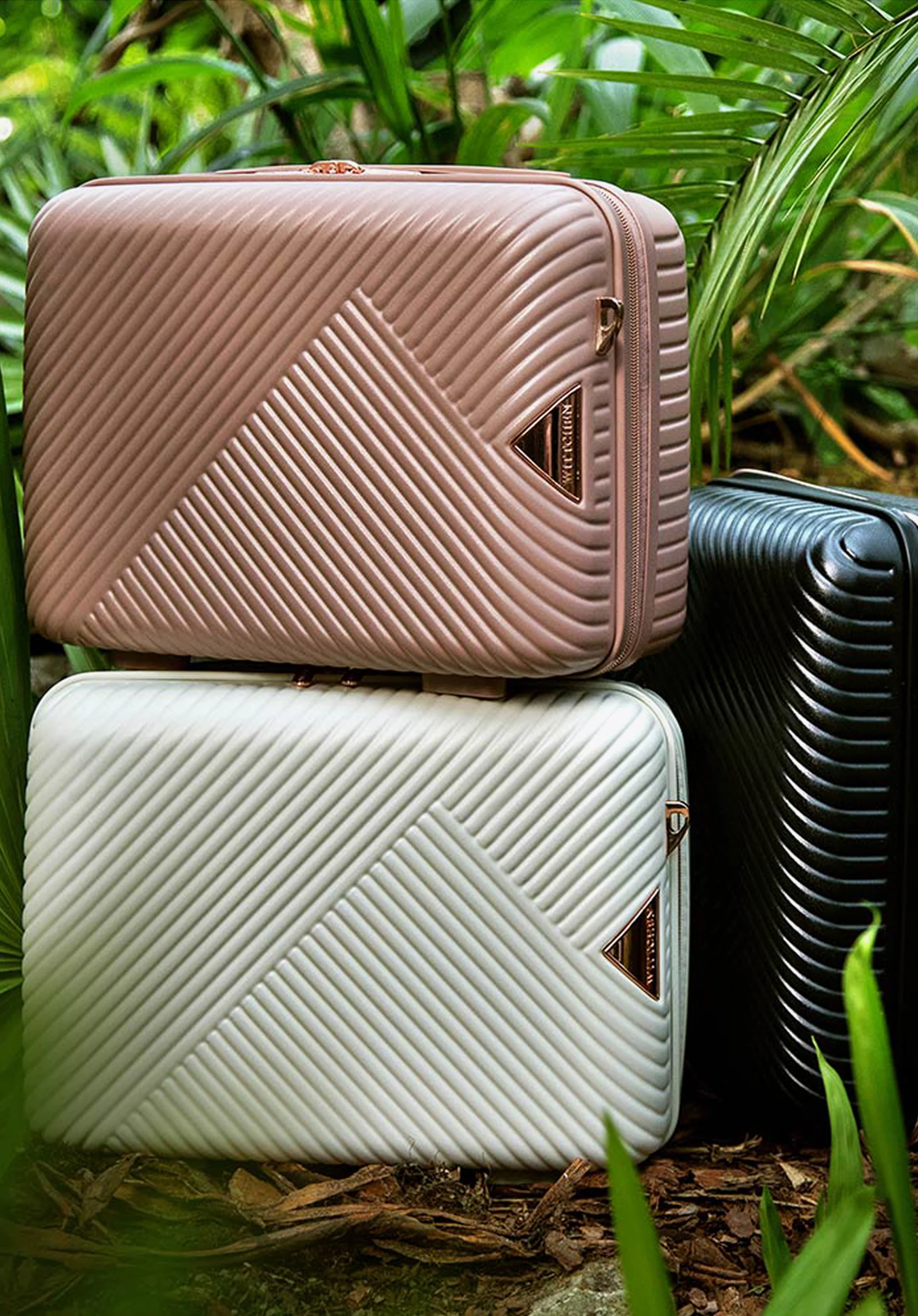 Walizka kabinowa z polikarbonu w paseczki