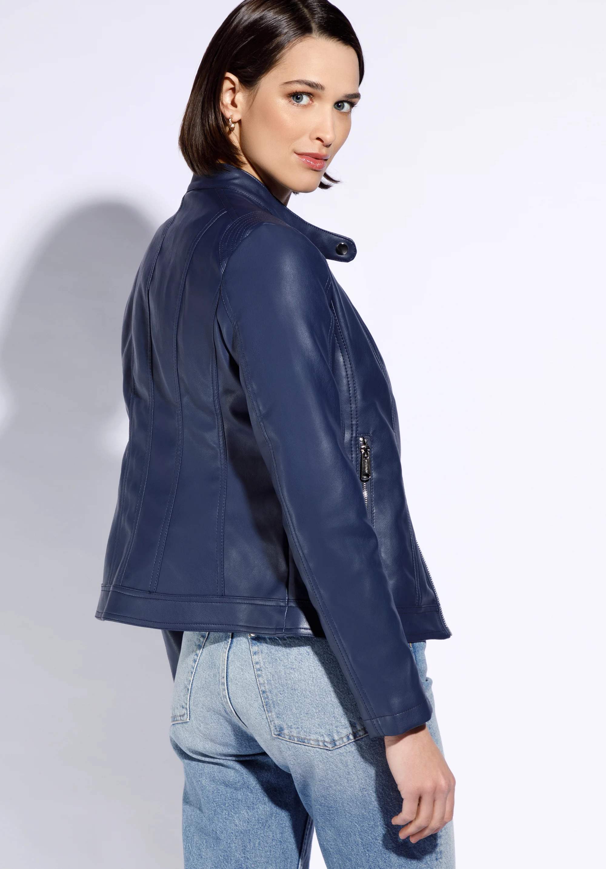 Damska kurtka z ekoskóry ze stójką prosta