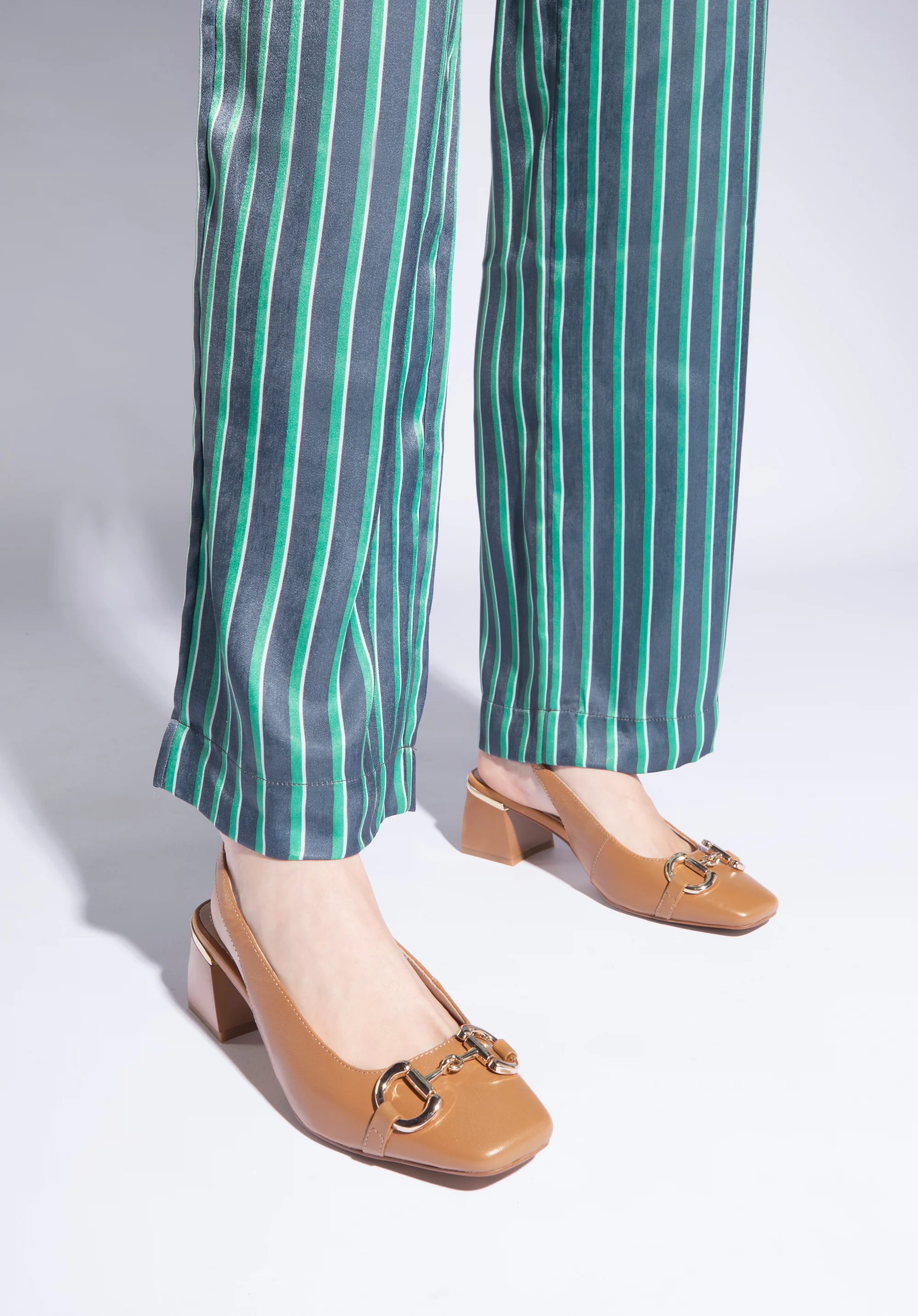 Czółenka ze skóry z klamerką