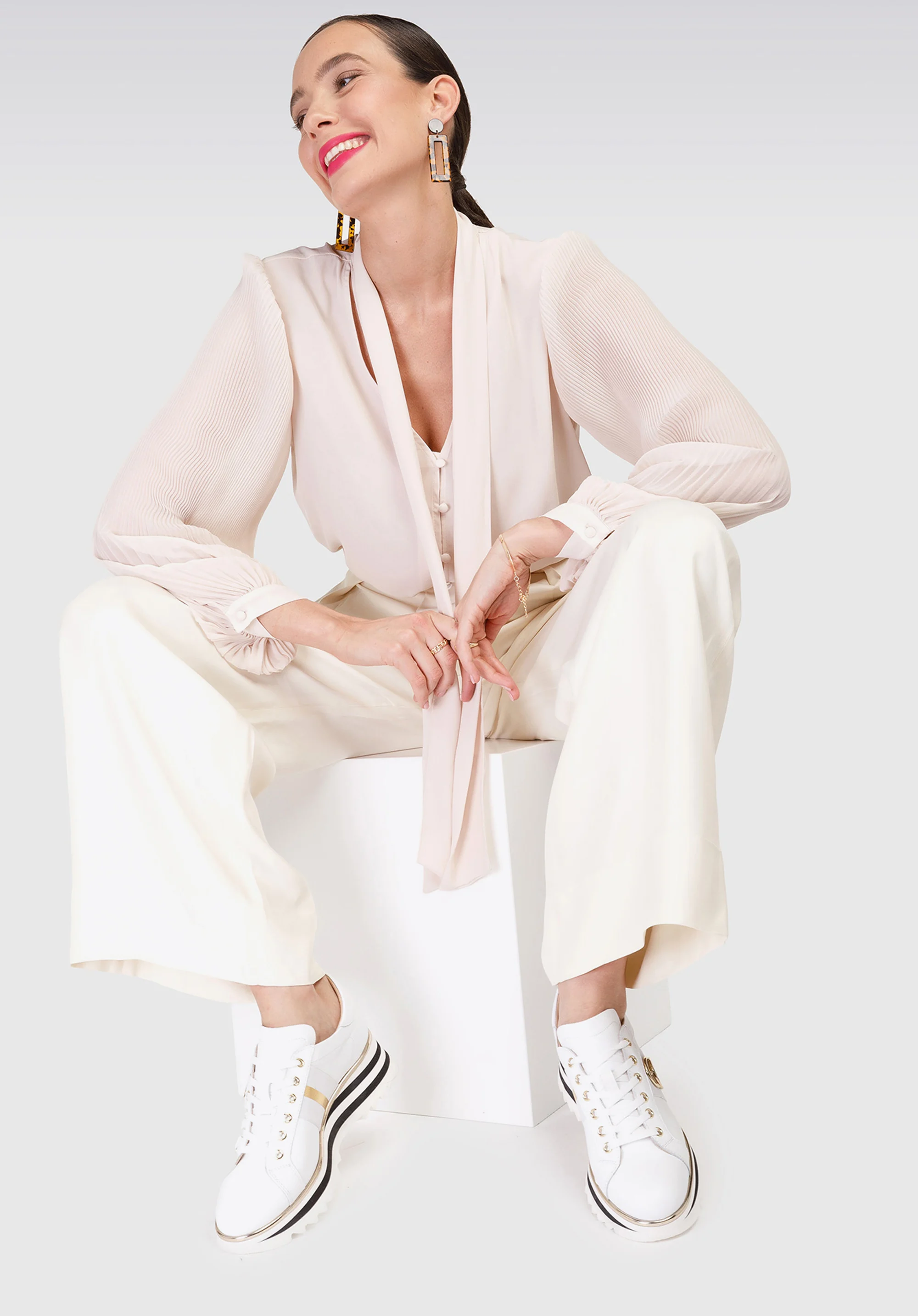 Damskie sneakersy skórzane z klamrą na platformie w pasy