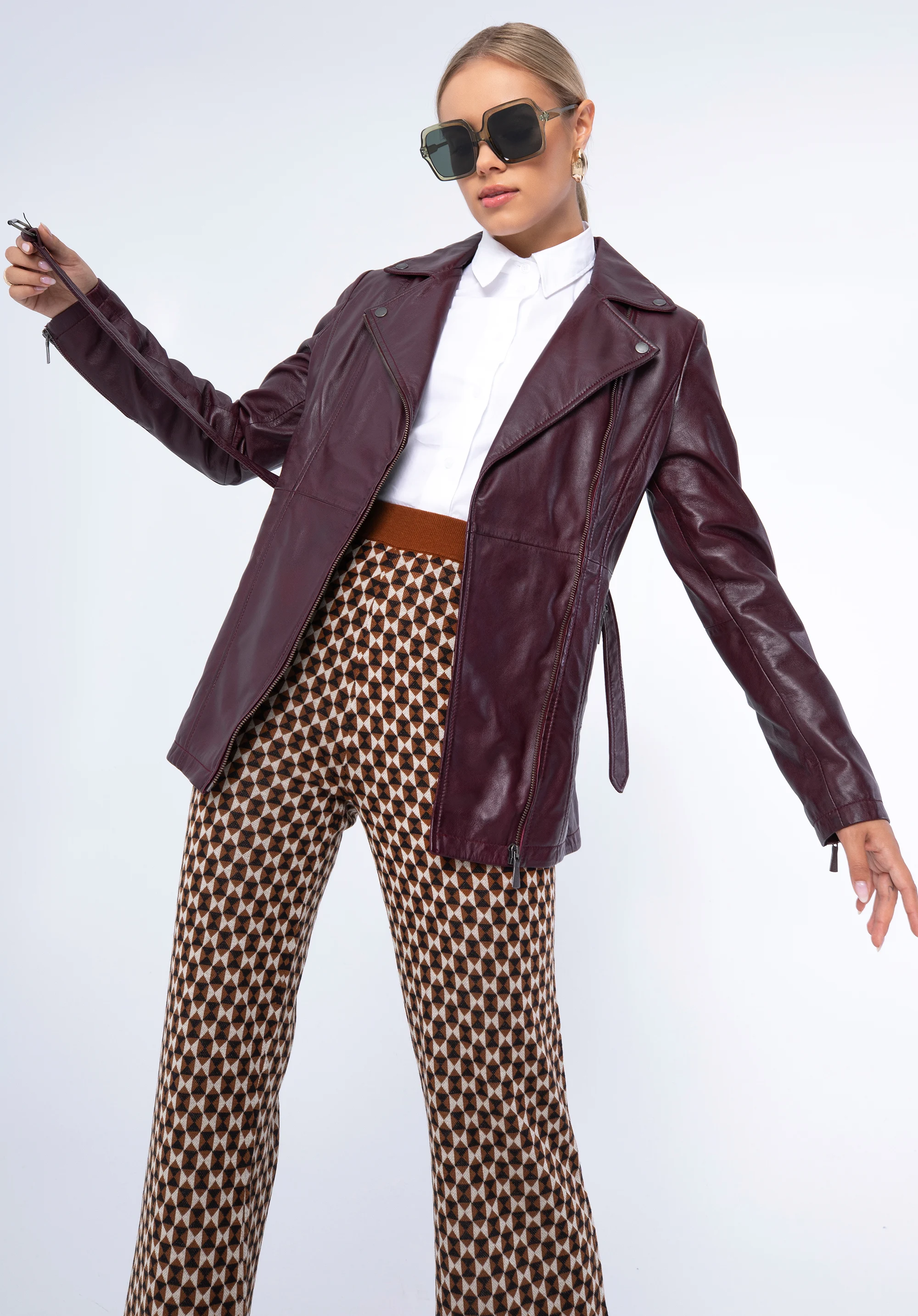 Damska kurtka skórzana z paskiem