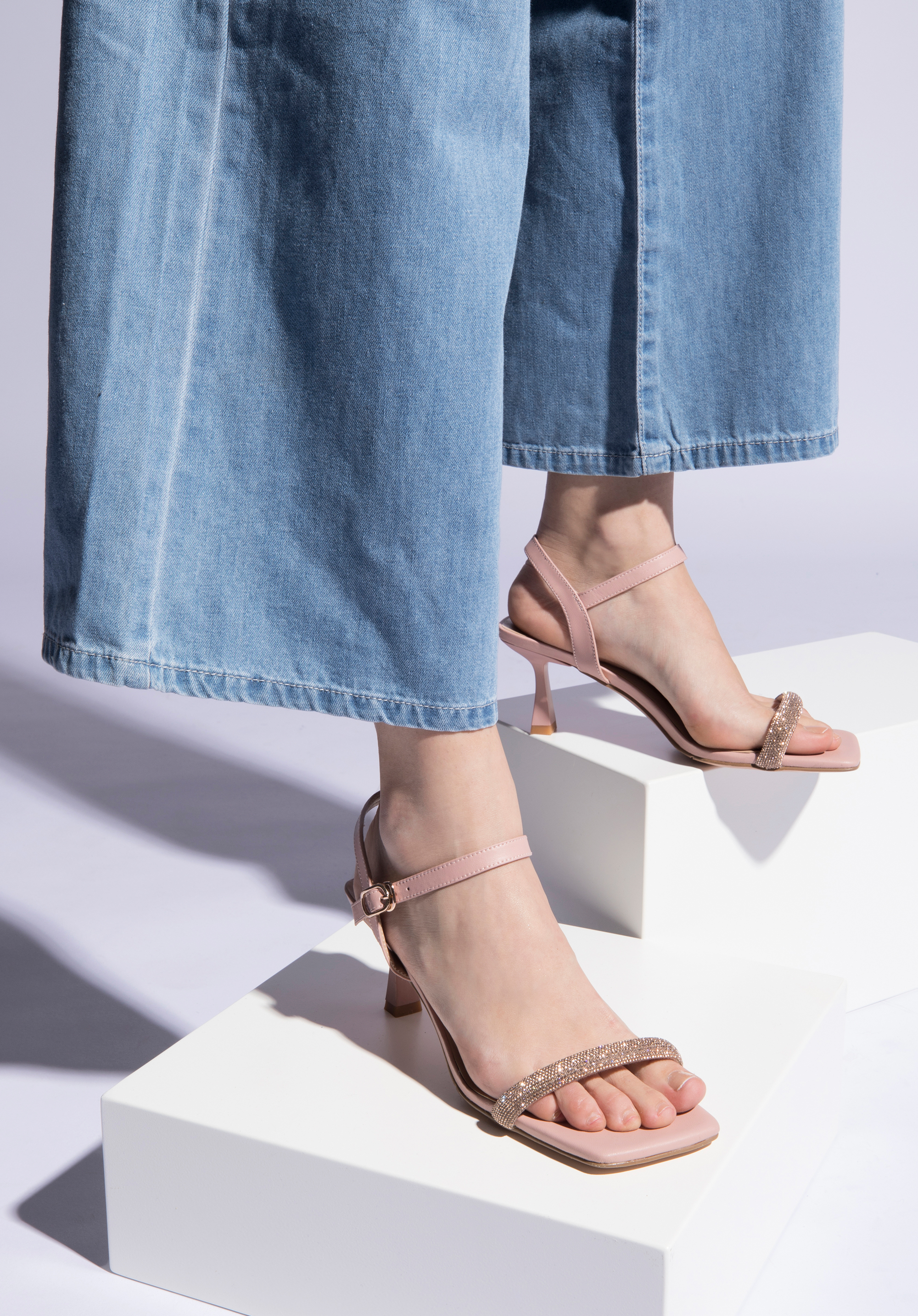 Damskie sandały z błyszczącym paskiem