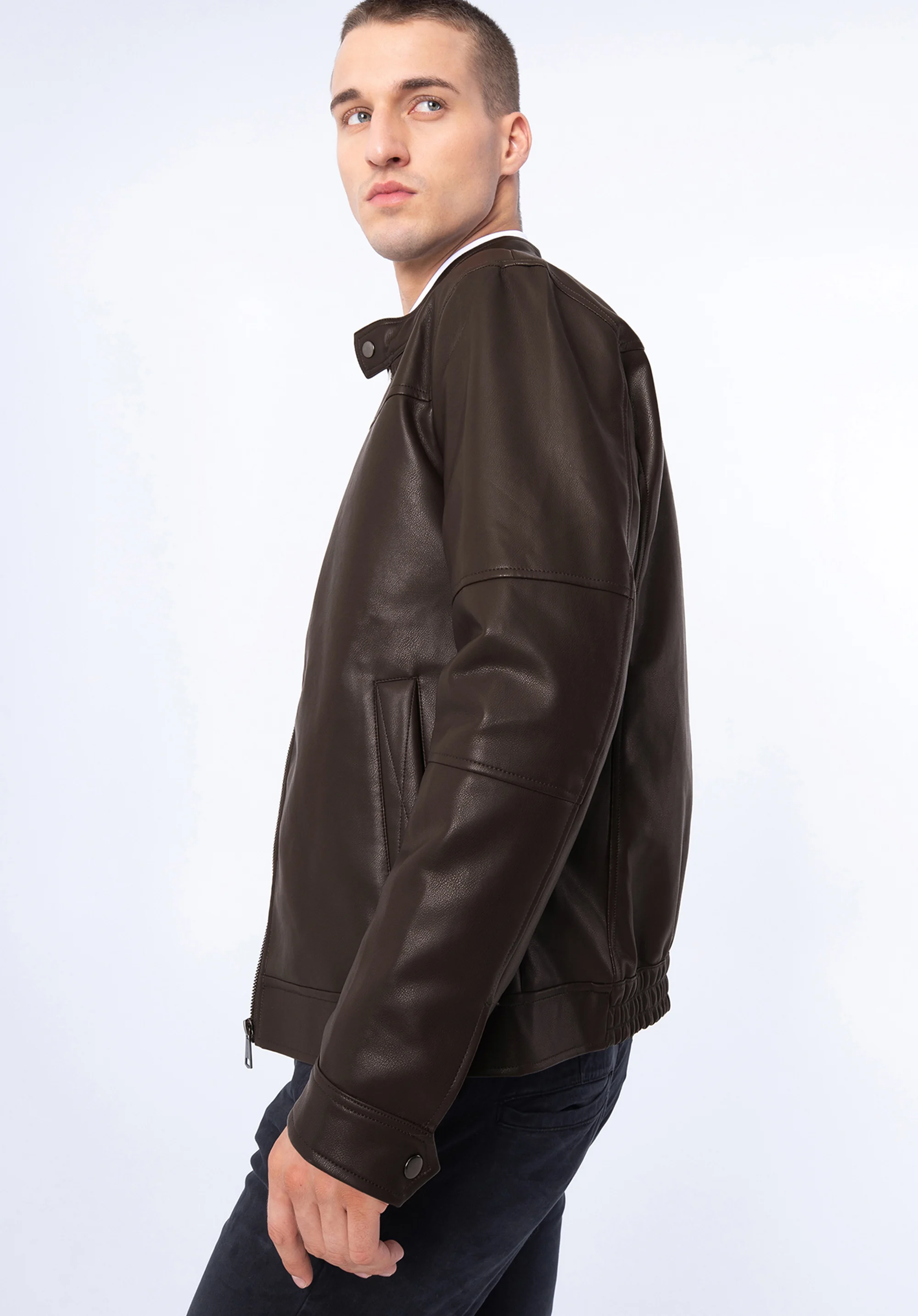 Męska kurtka z ekoskóry z ozdobnie obszytymi kieszeniami