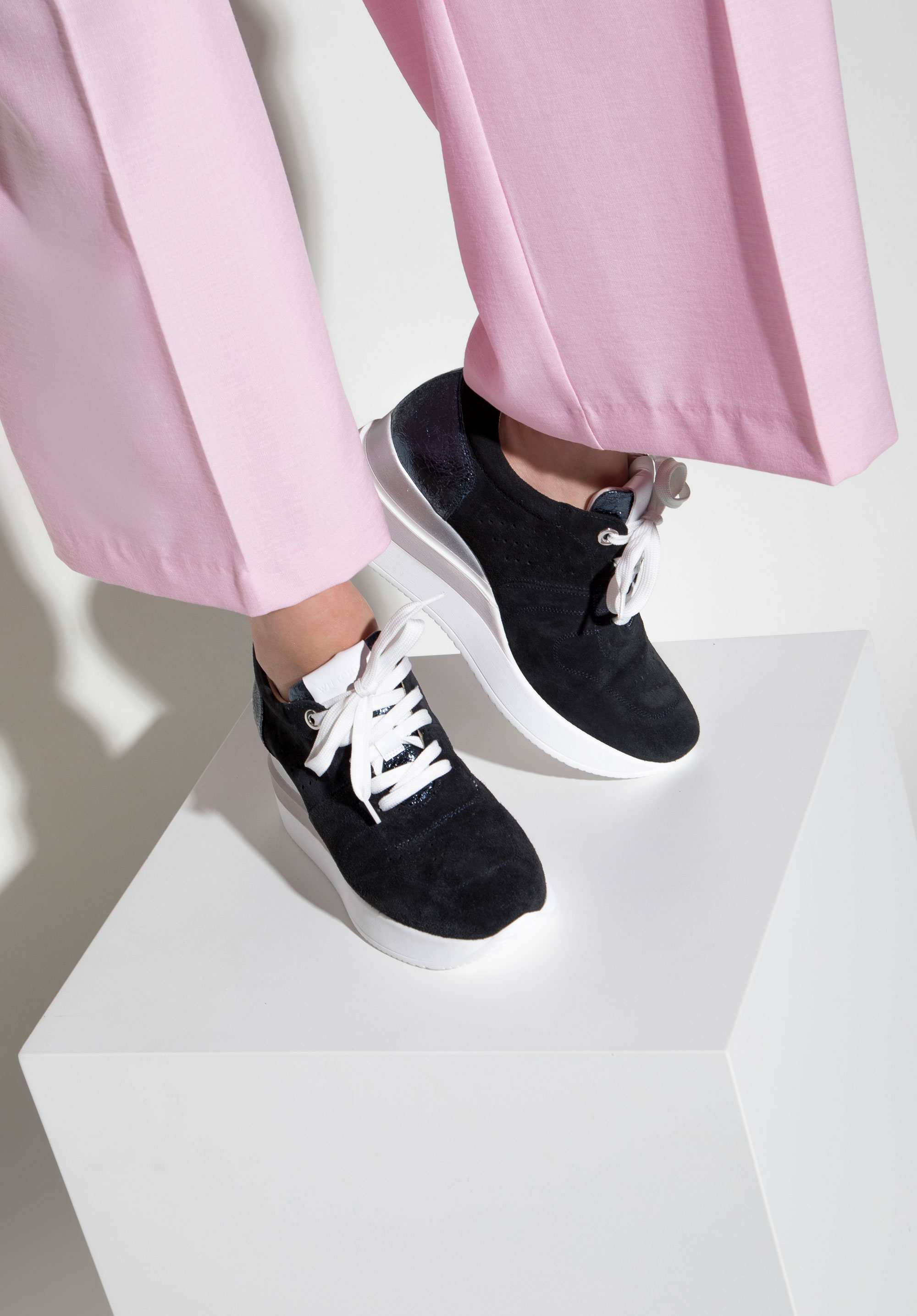 Damskie sneakersy zamszowe na koturnie w pasy