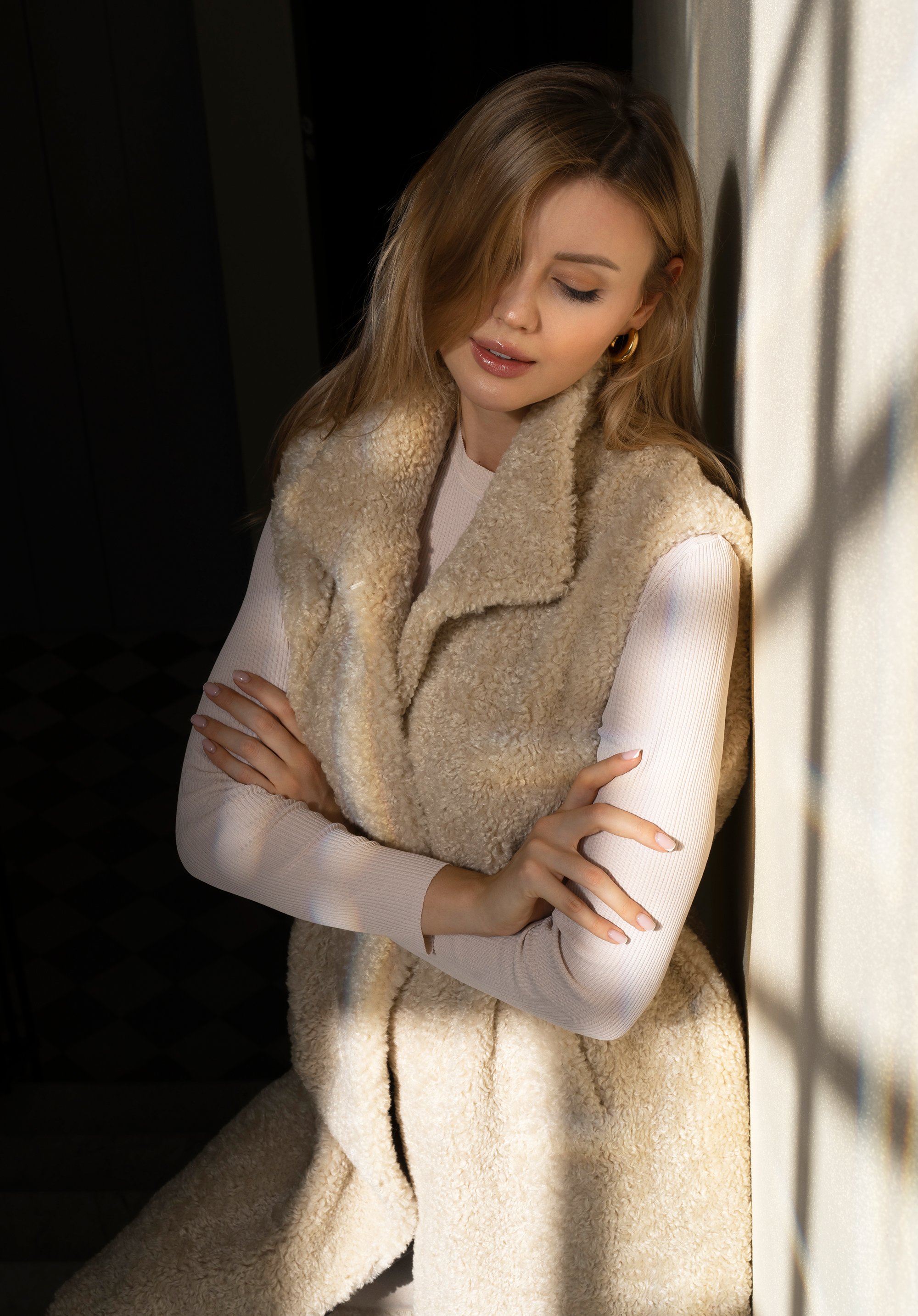 Damska kamizelka ze sztucznego baranka długa