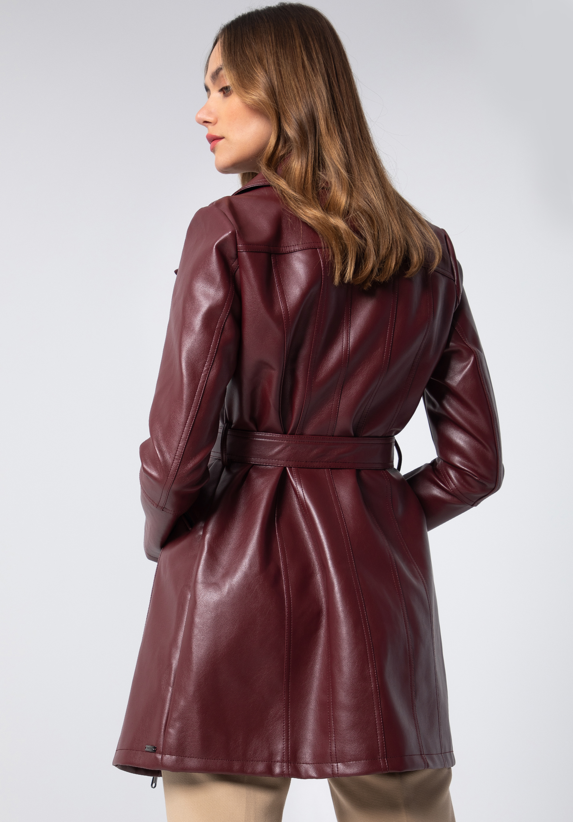 Damski płaszcz z ekoskóry z paskiem
