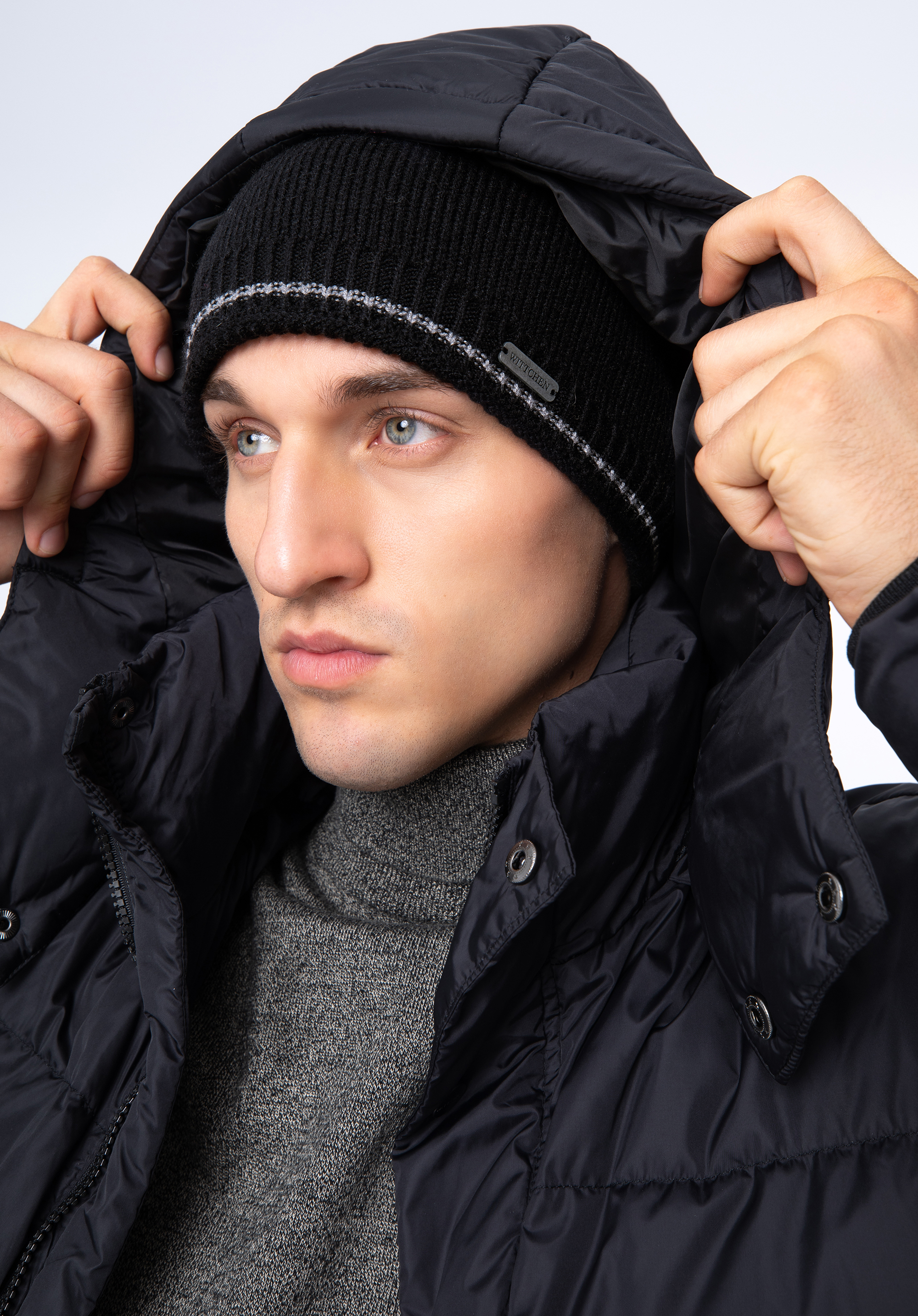 Męska czapka z kolorowym paskiem