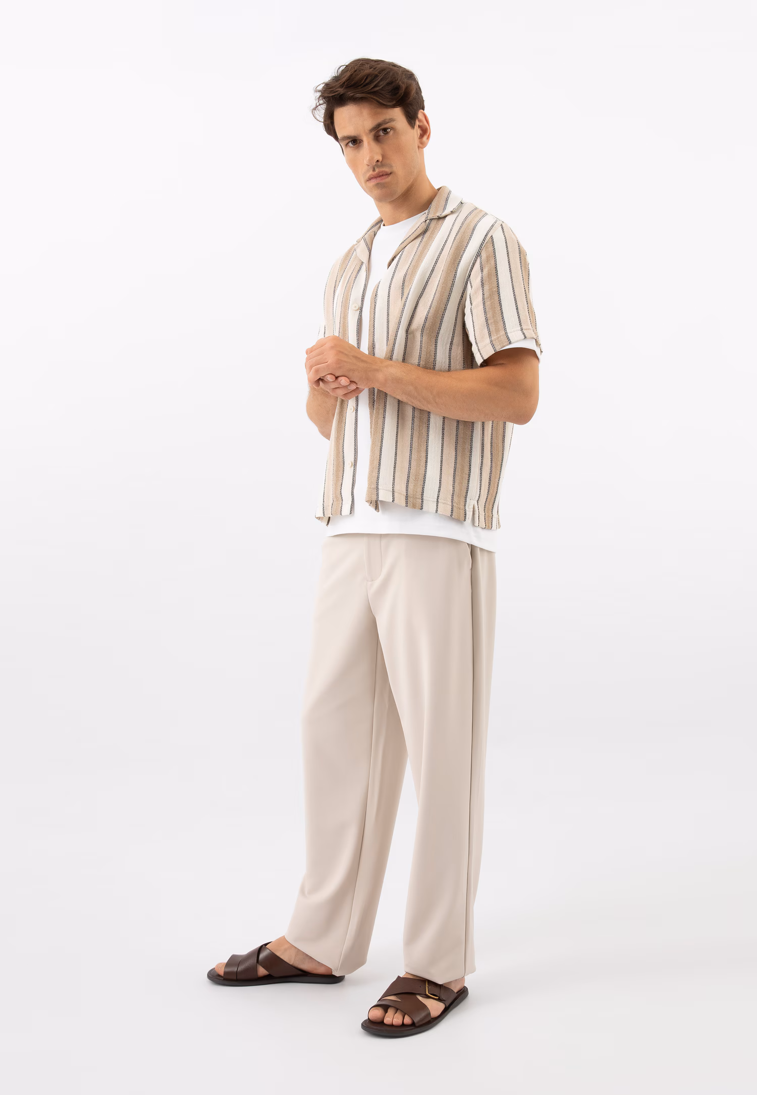 Ciemnobrązowe klapki męskie z klamrą