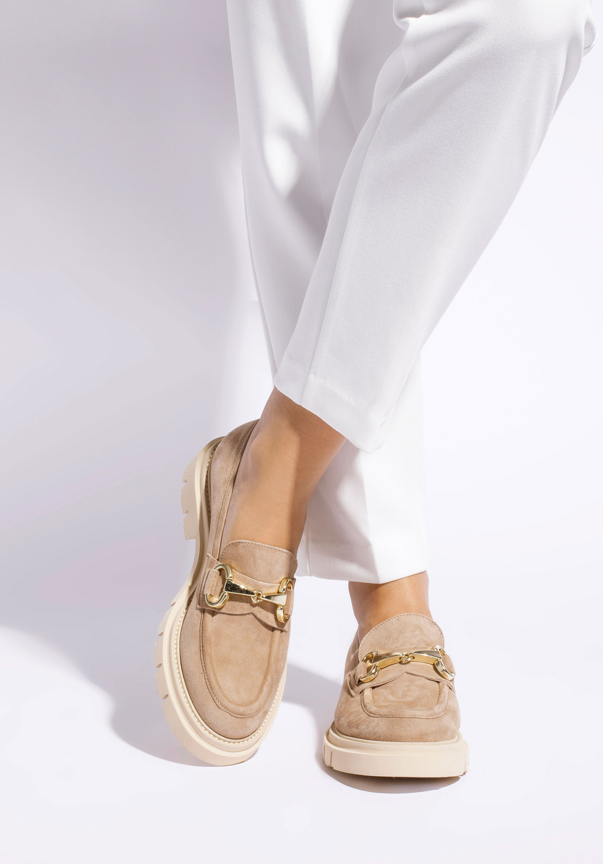 Damskie mokasyny zamszowe z klamerką na platformie