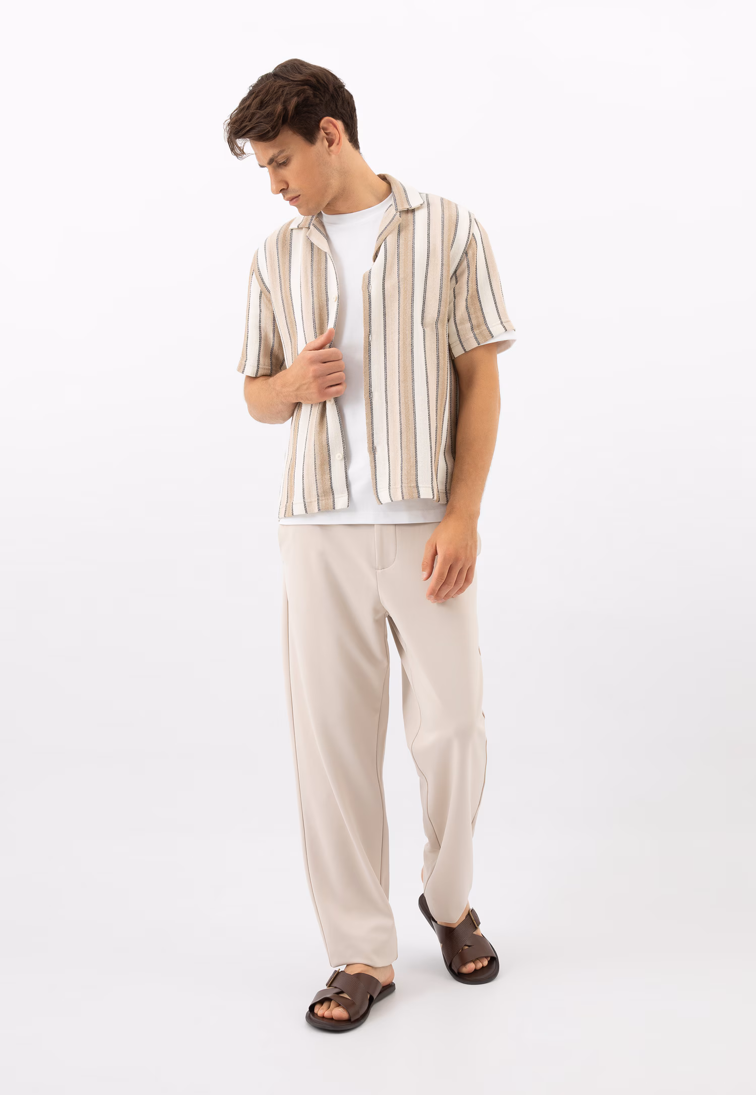 Ciemnobrązowe klapki męskie z klamrą