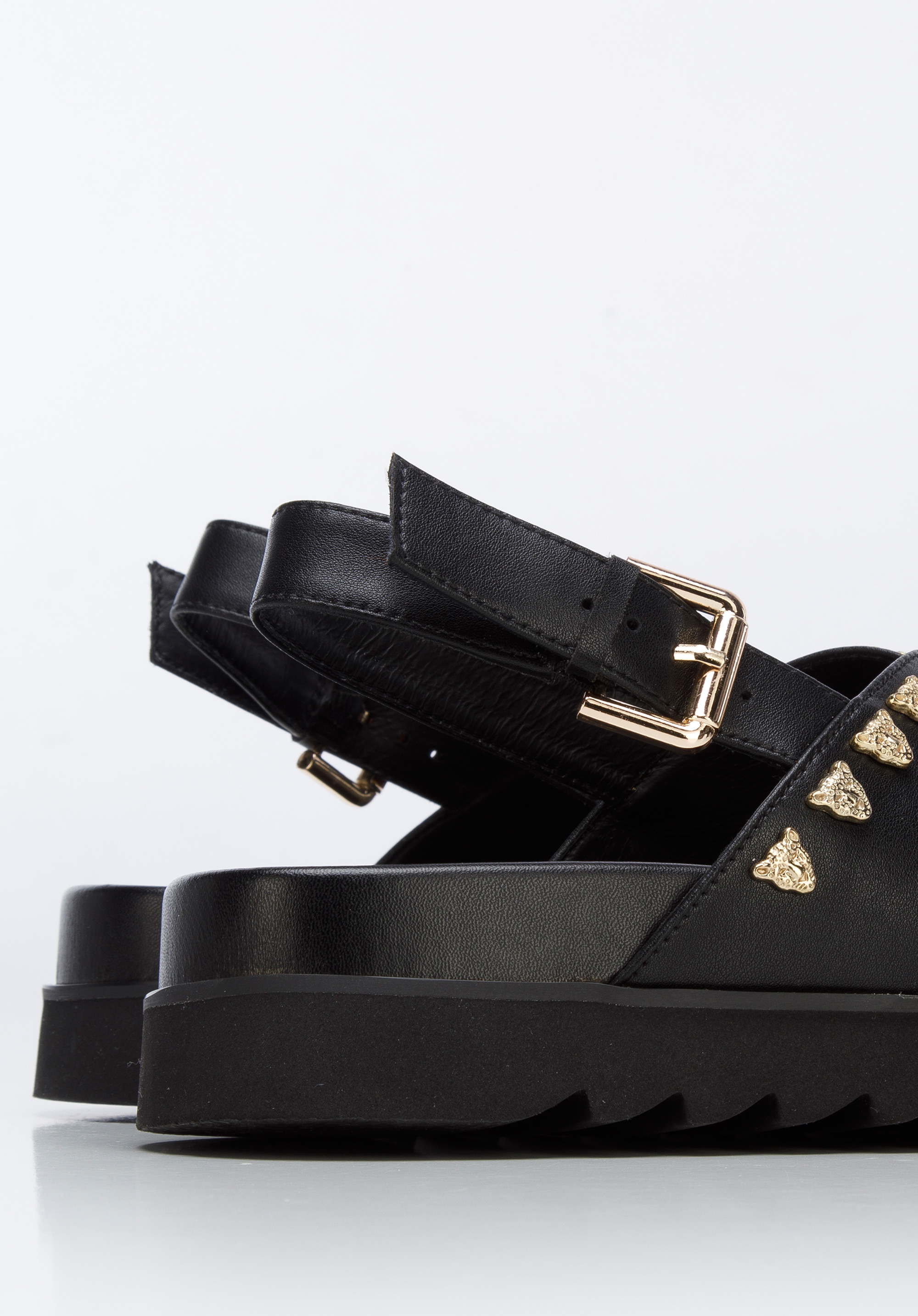 Damskie sandały skórzane z ozdobnymi nitami na platformie