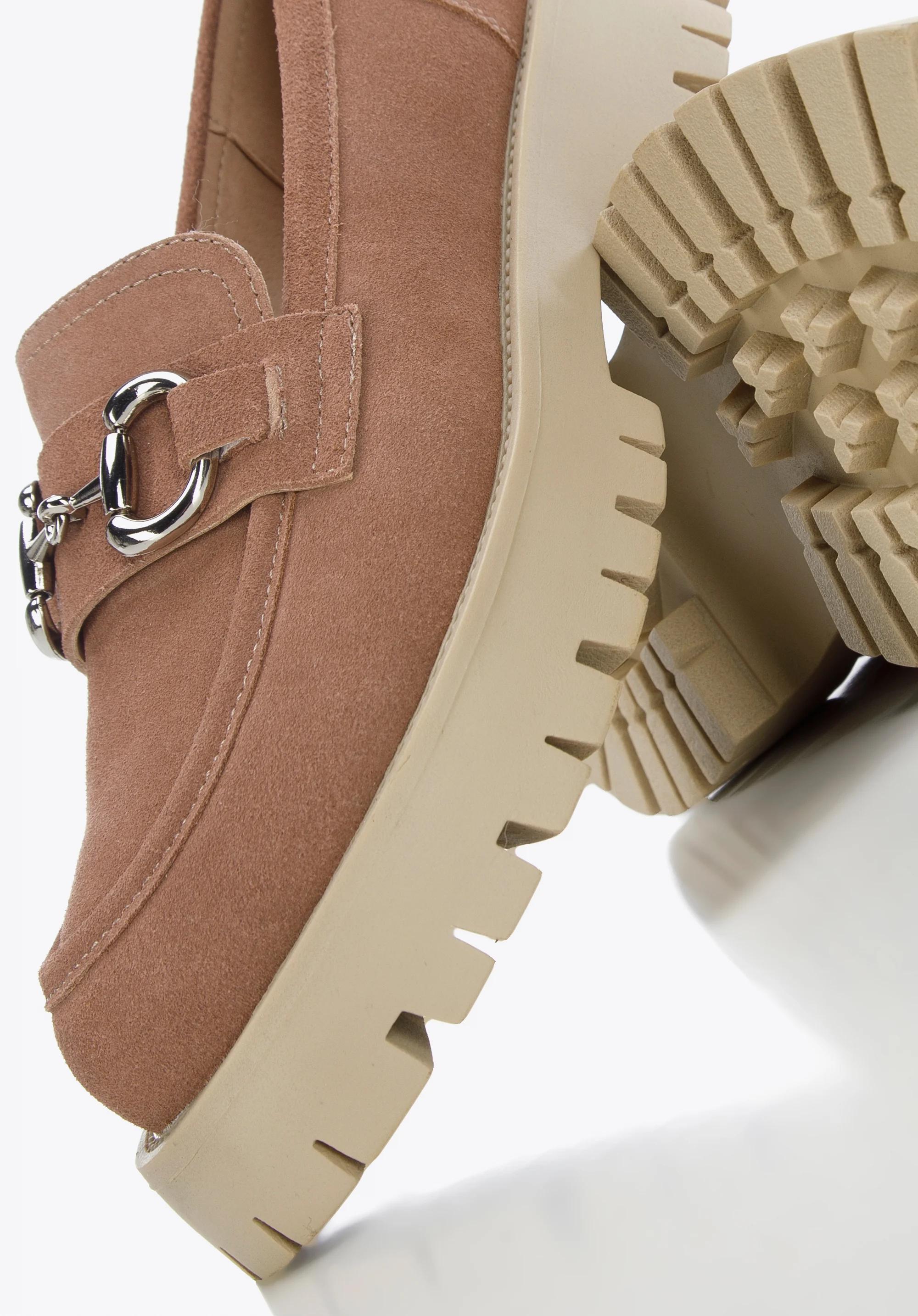 Damskie mokasyny zamszowe z klamrą na platformie