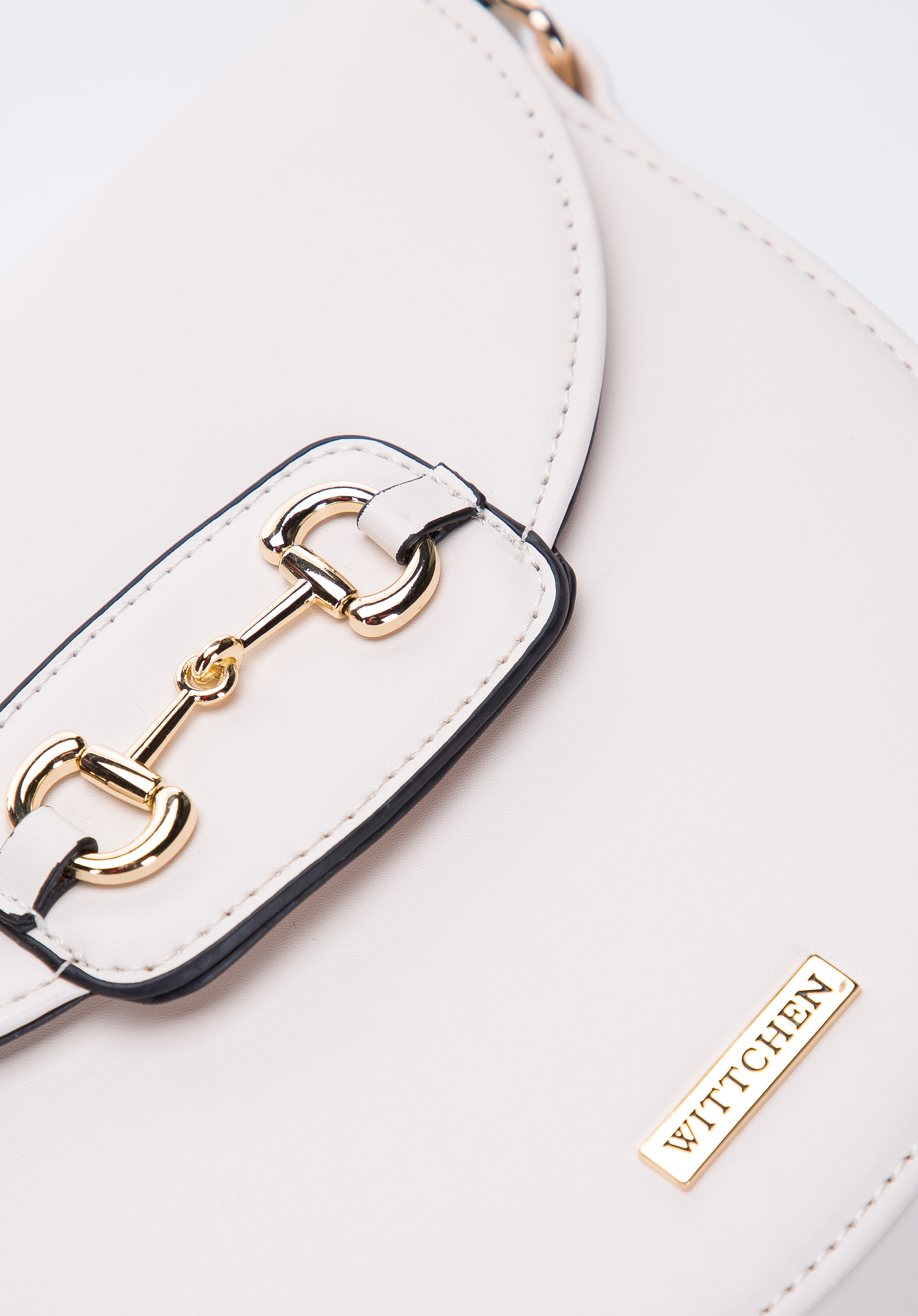 Damska listonoszka z ozdobną klamrą na klapie