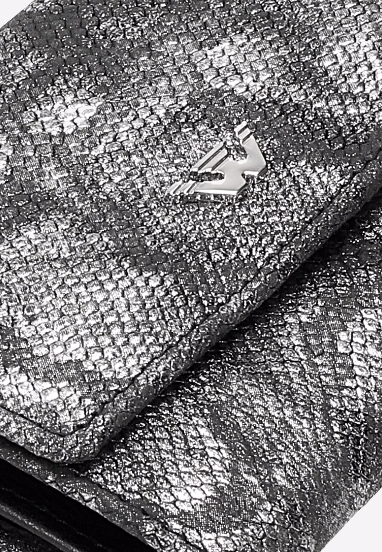 Mały srebrno-czarny portfel damski w zwierzęcy deseń