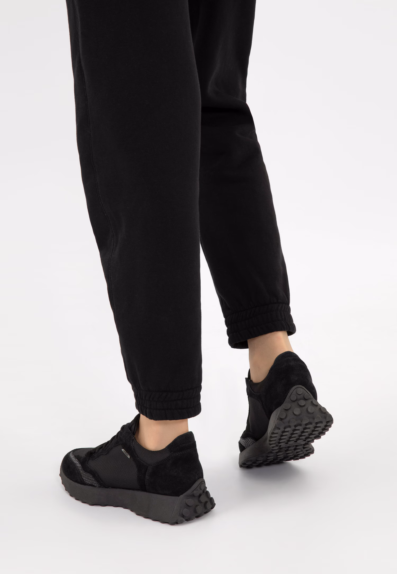 Czarne sneakersy damskie z łączonych materiałów