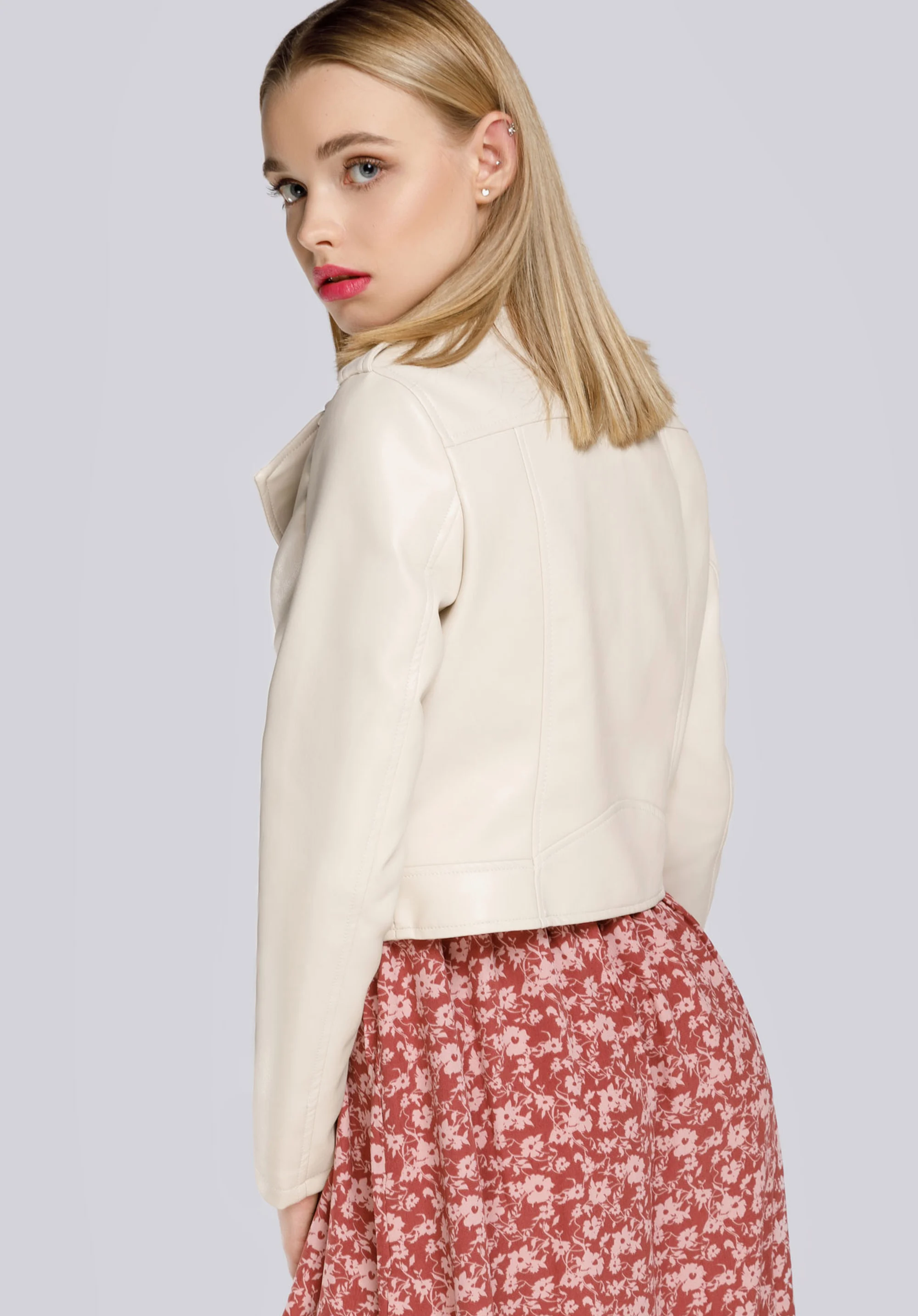 Damska ramoneska o fasonie cropped