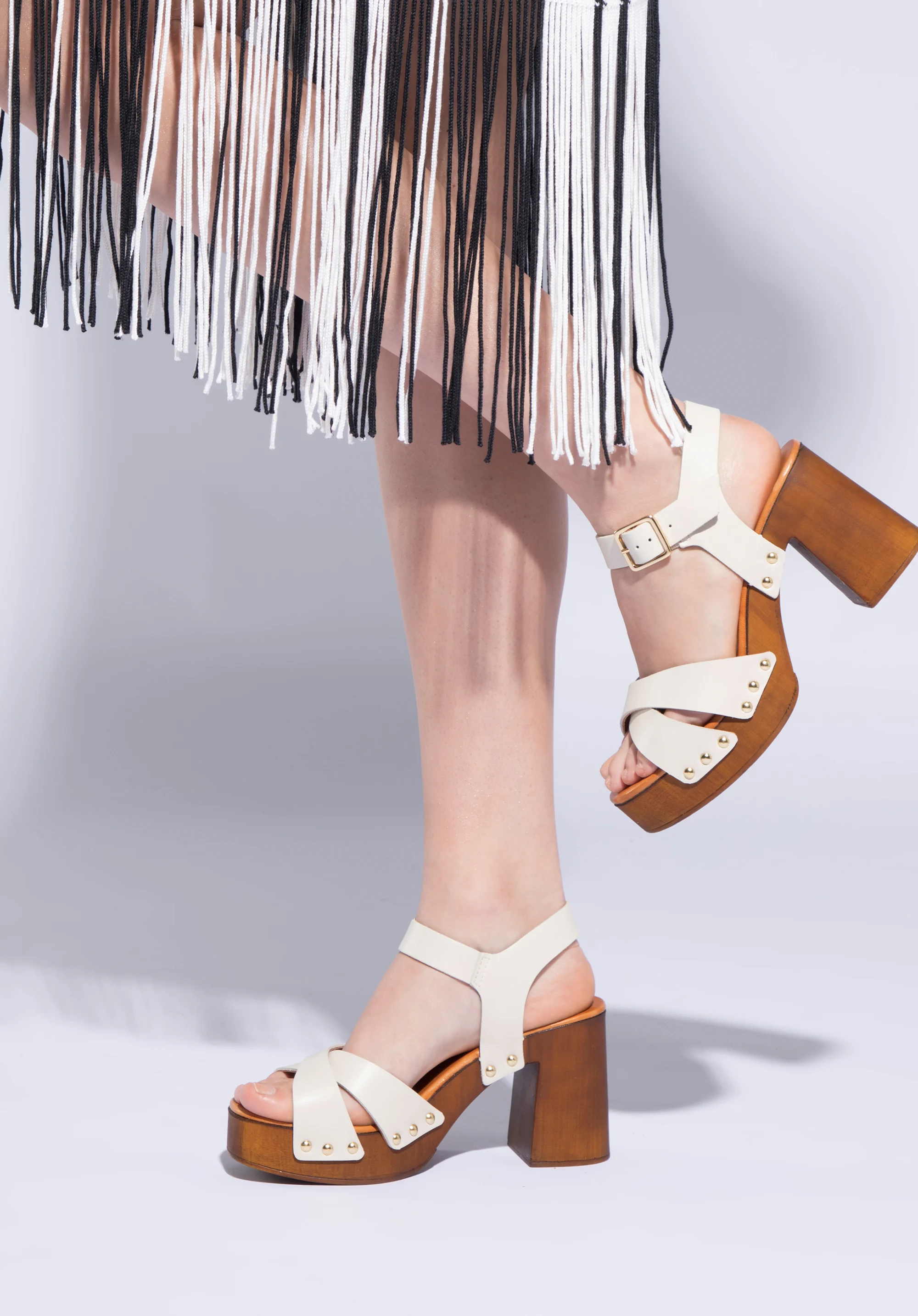 Damskie sandały skórzane z paskami na krzyż