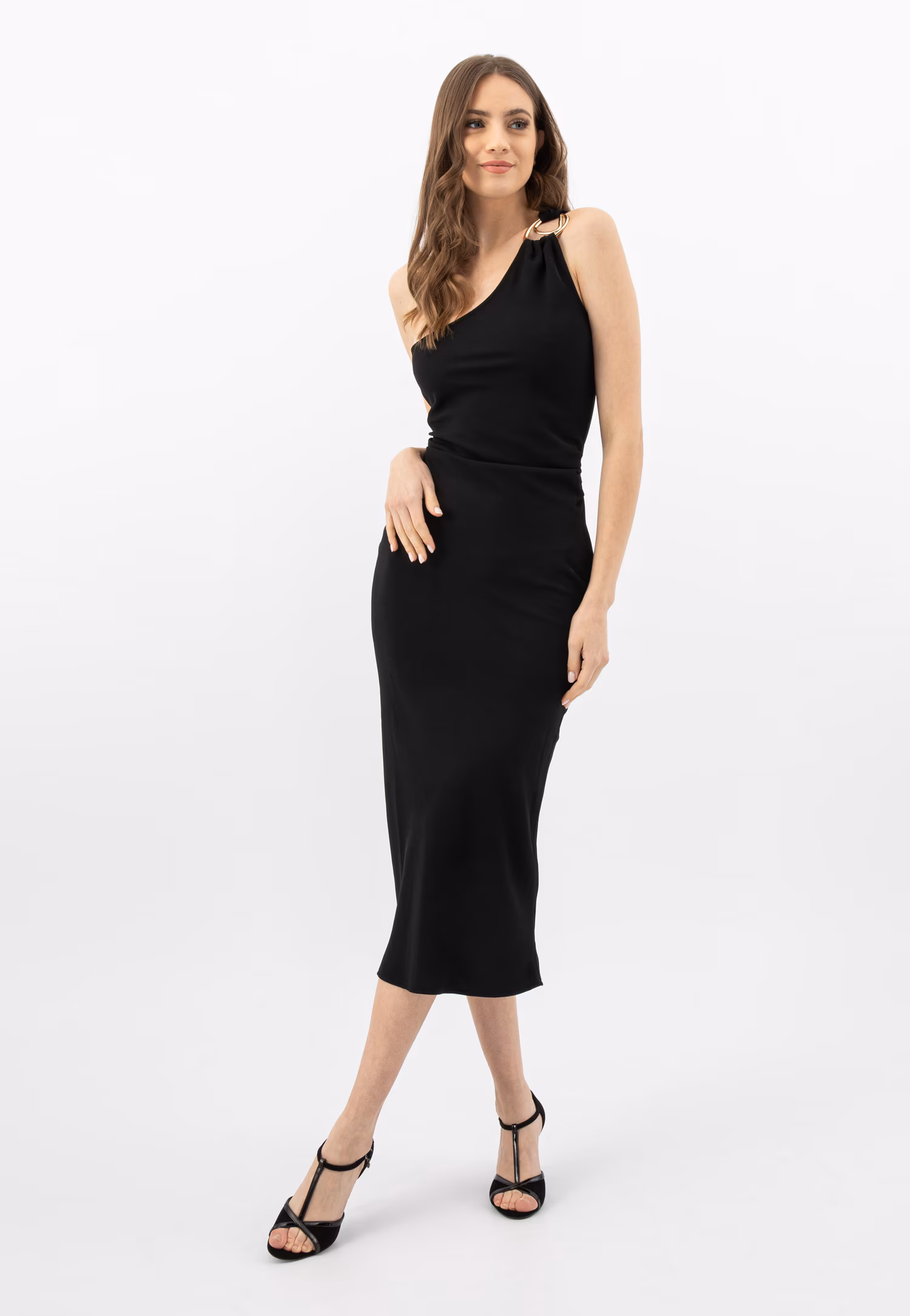 Czarne sandały damskie na szpilce z lakierowanymi elementami