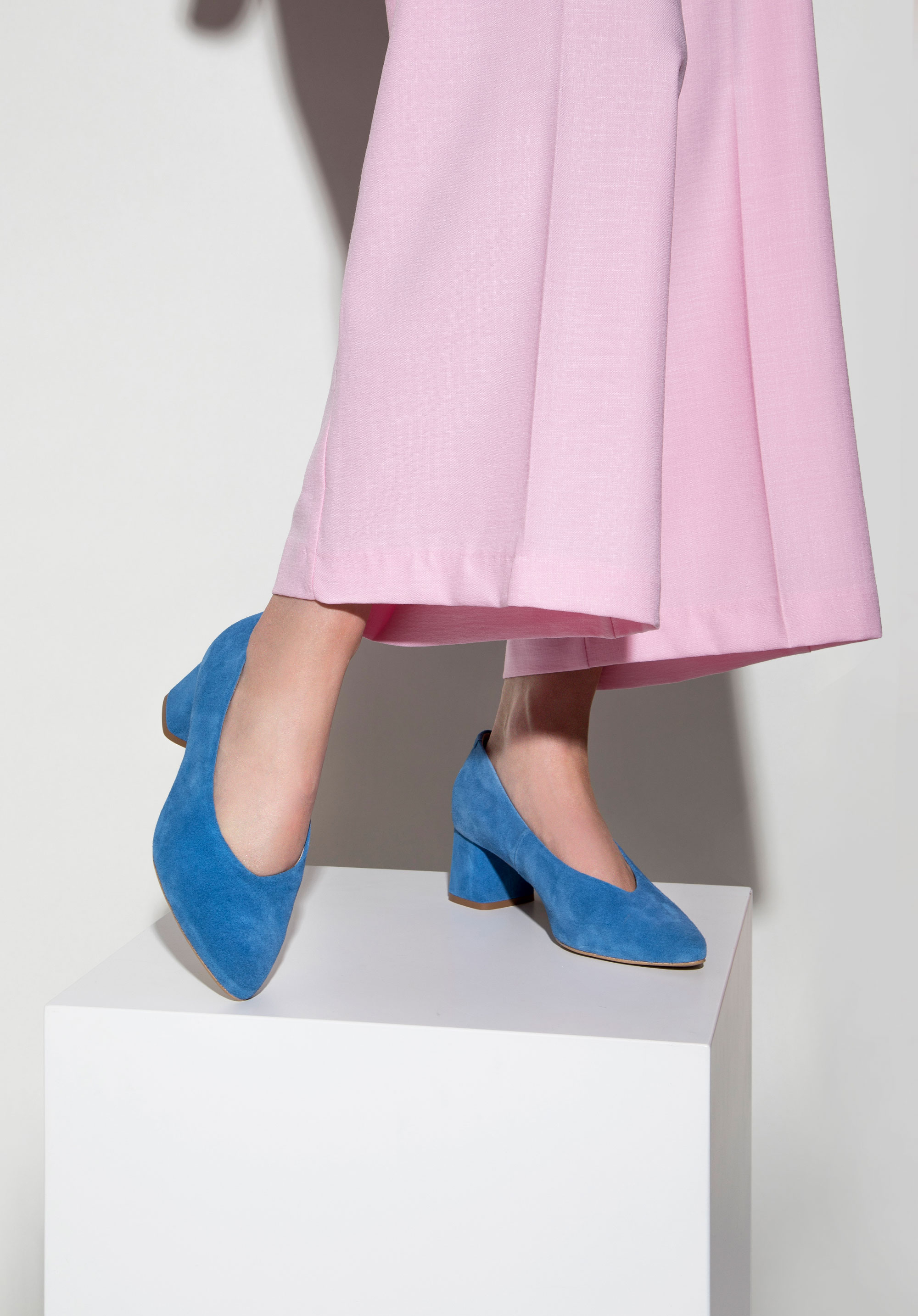 Damskie czółenka zamszowe z wycięciem na słupku