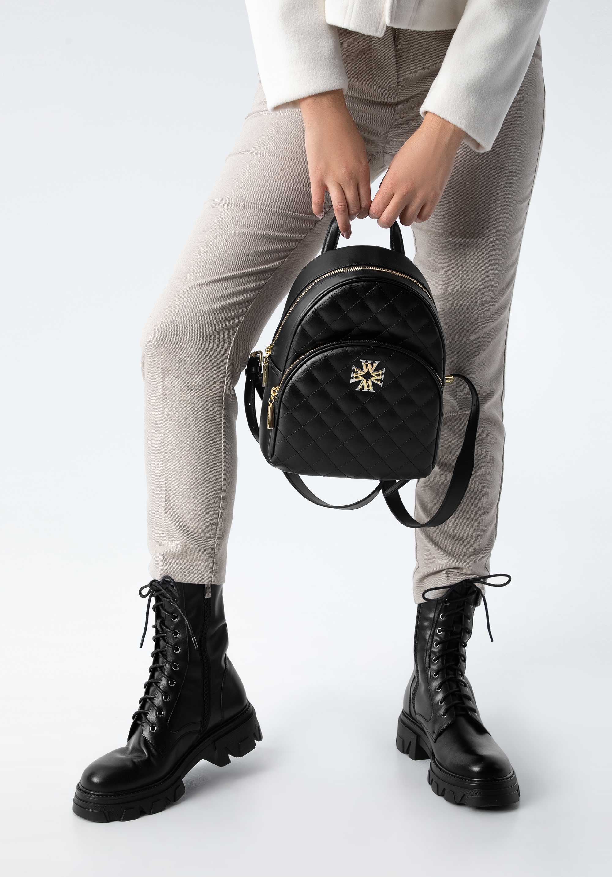 Damski plecak z pikowanej skóry z ozdobnym monogramem