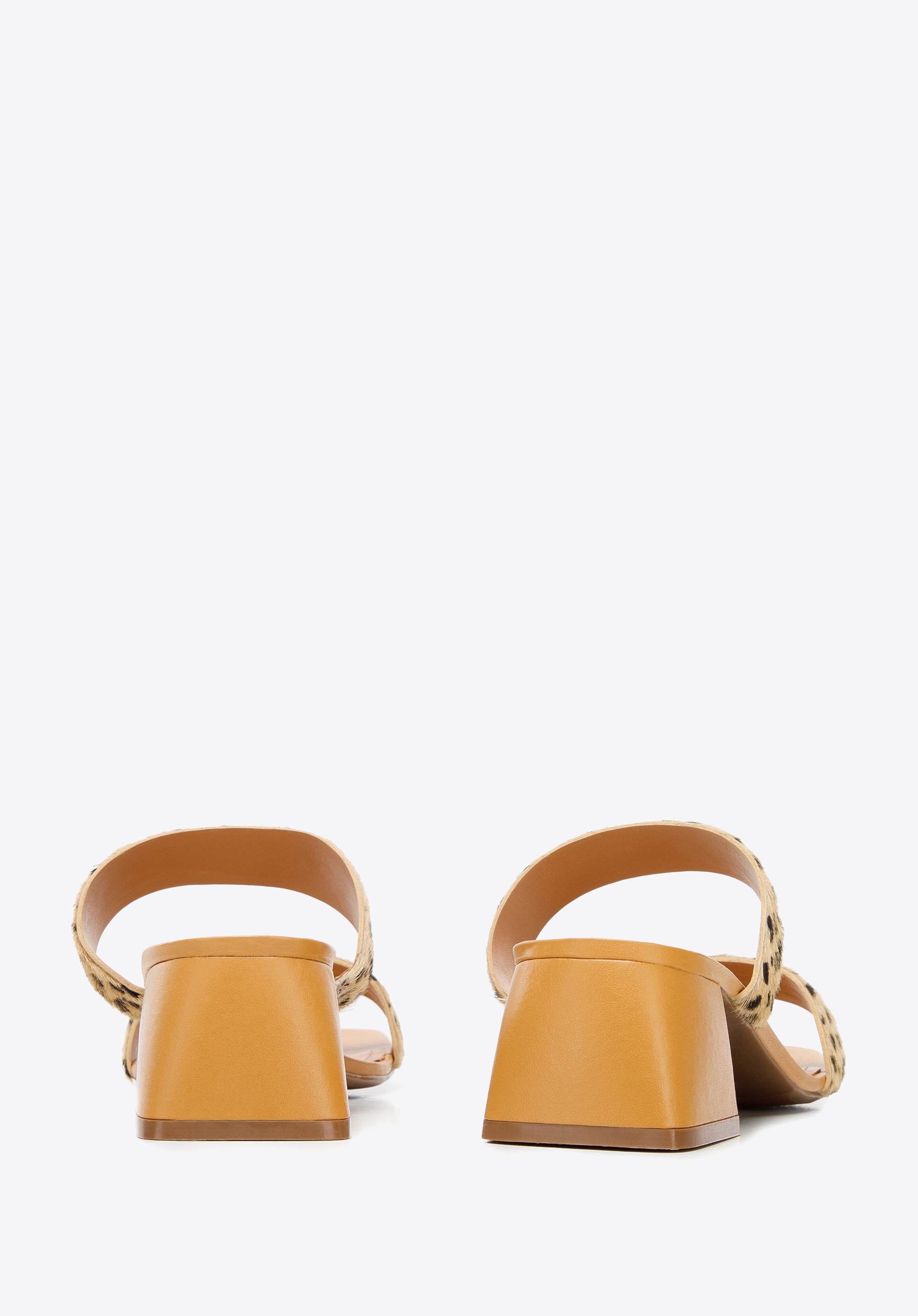 Damskie klapki skórzane z cienkimi paskami