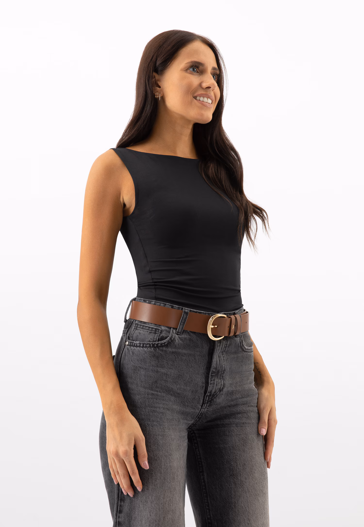 Brązowy pasek ze złotą klamrą