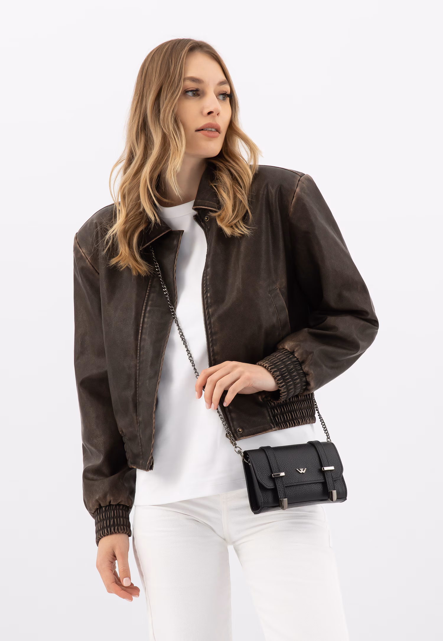 Mała czarna torebka damska ze skóry licowej z metalowymi elementami