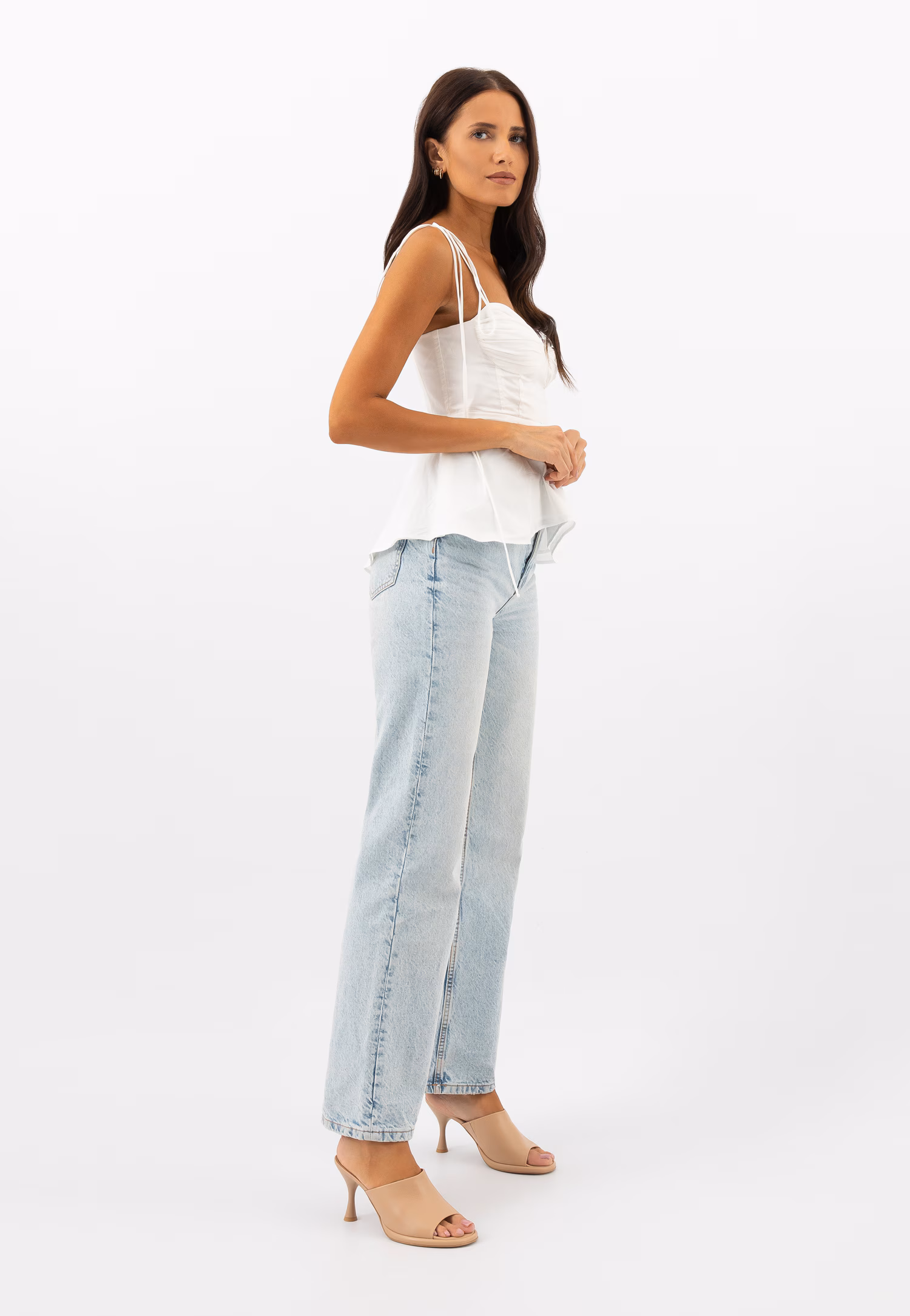 Beżowe klapki damskie na obcasie w kształcie klepsydry