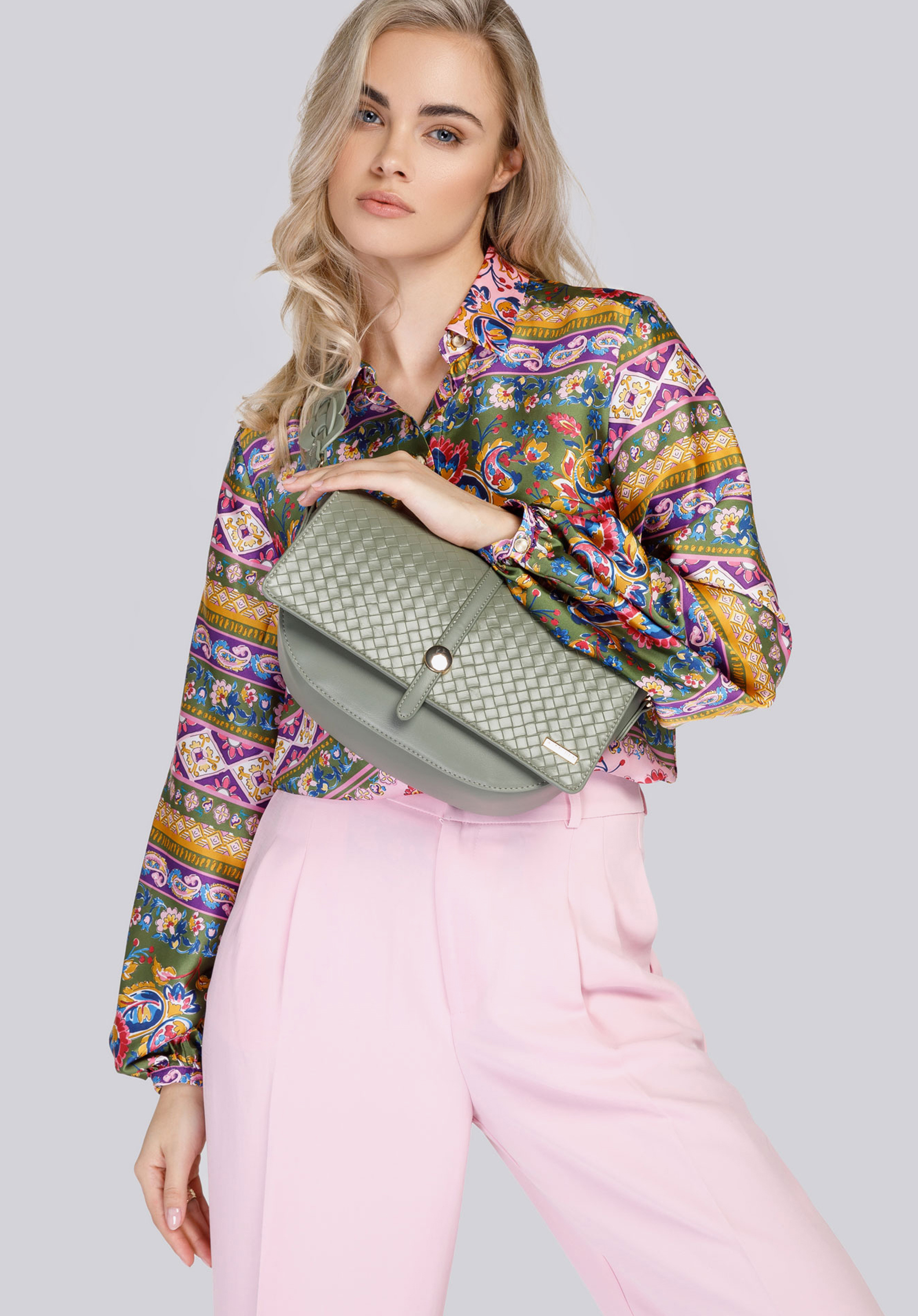 Torebka półksiężyc z plecionką