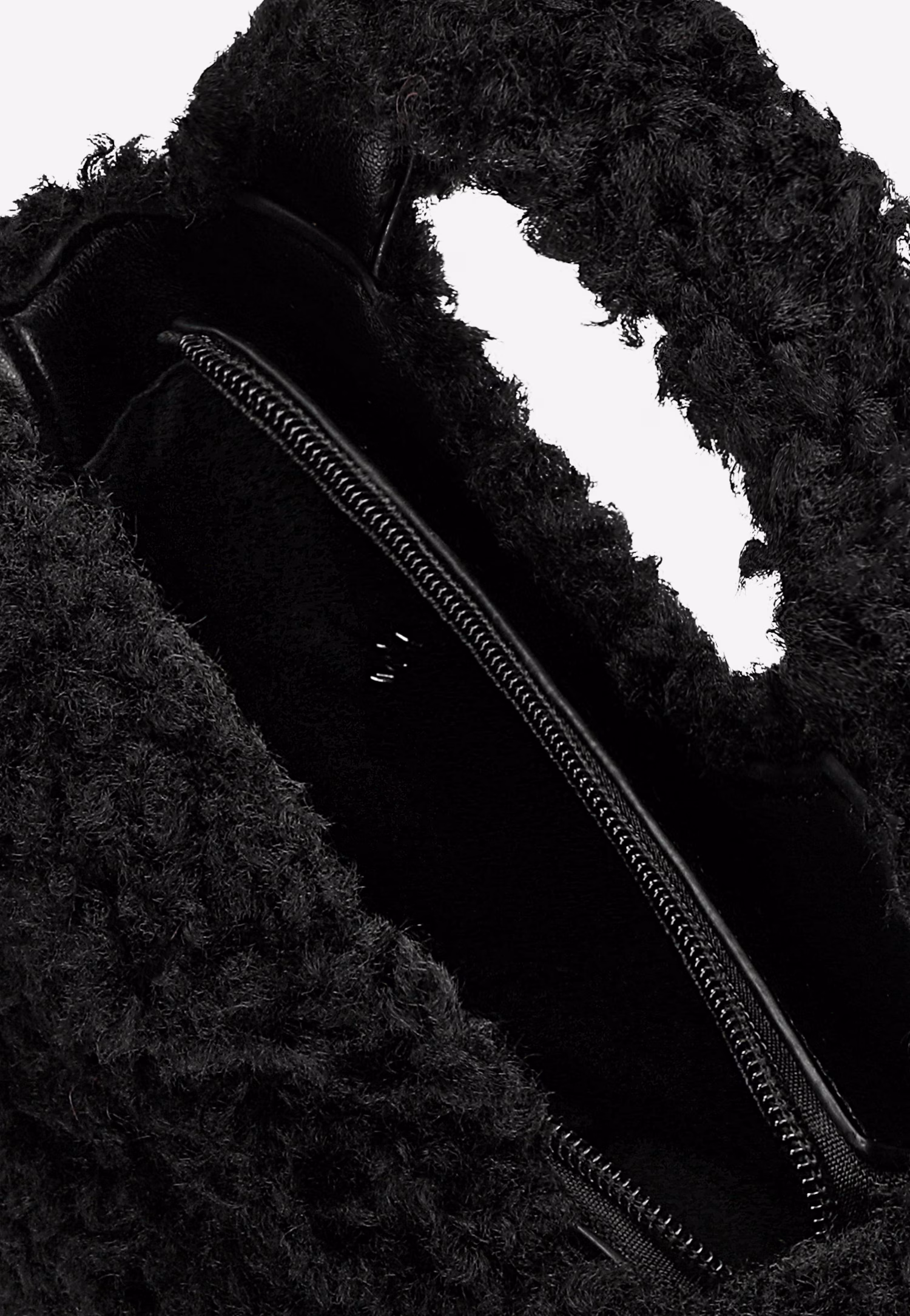 RELAKS czarna futerkowa torebka kuferek