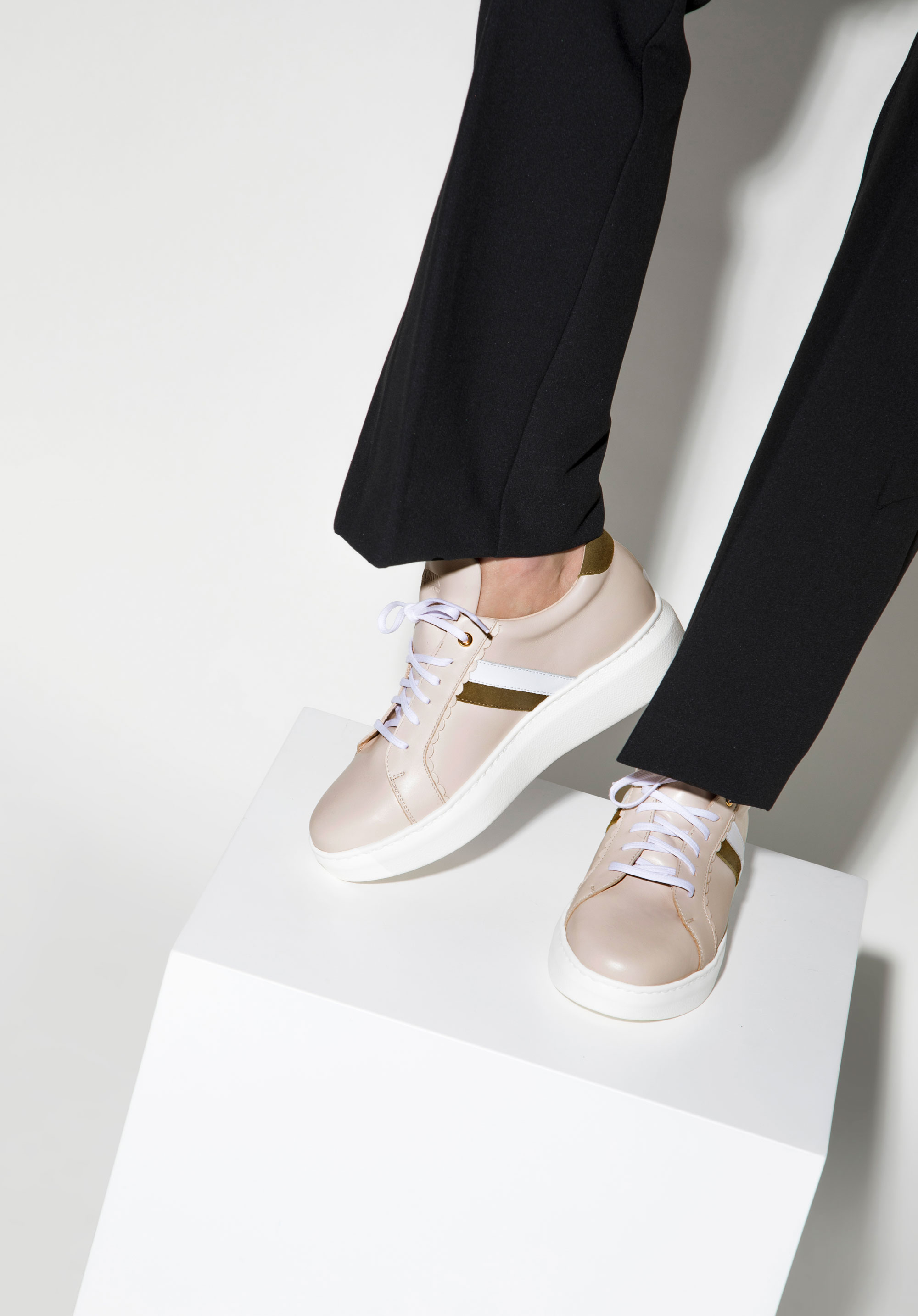 Damskie sneakersy skórzane z falbanką