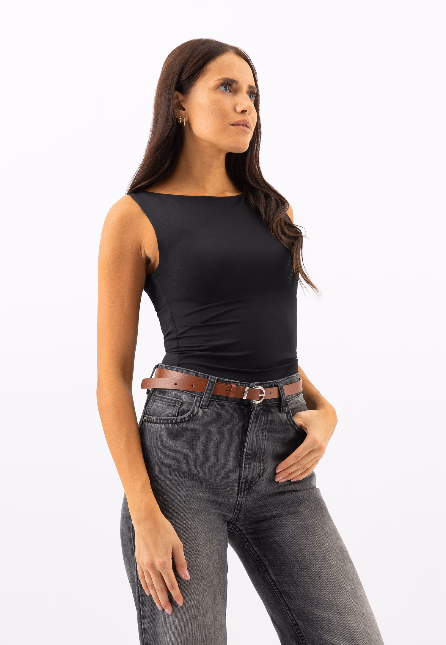 Jasnobeżowy skórzany pasek damski ze srebrną klamrą