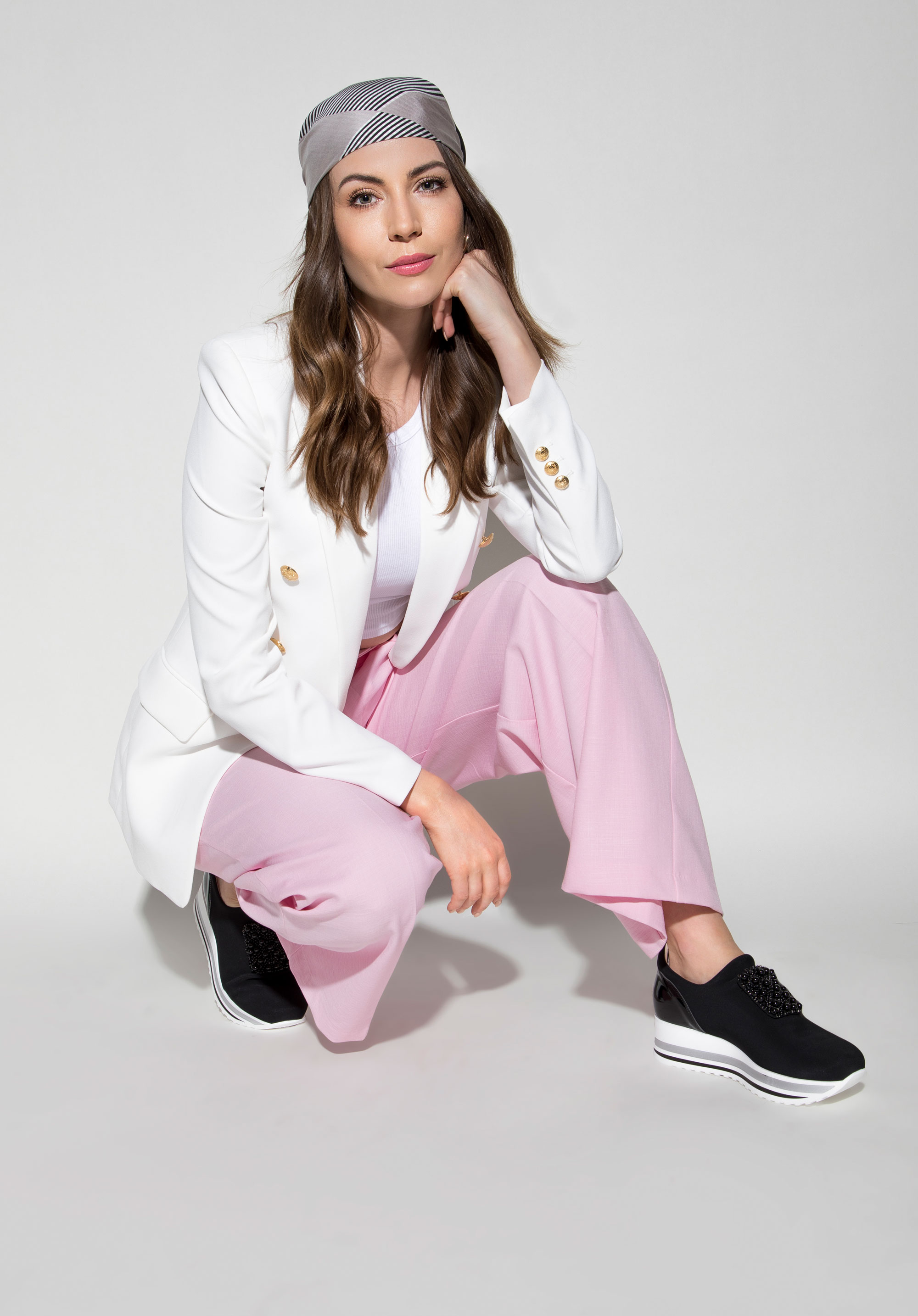 Damskie sneakersy z elastycznej tkaniny na koturnie z ozdobą