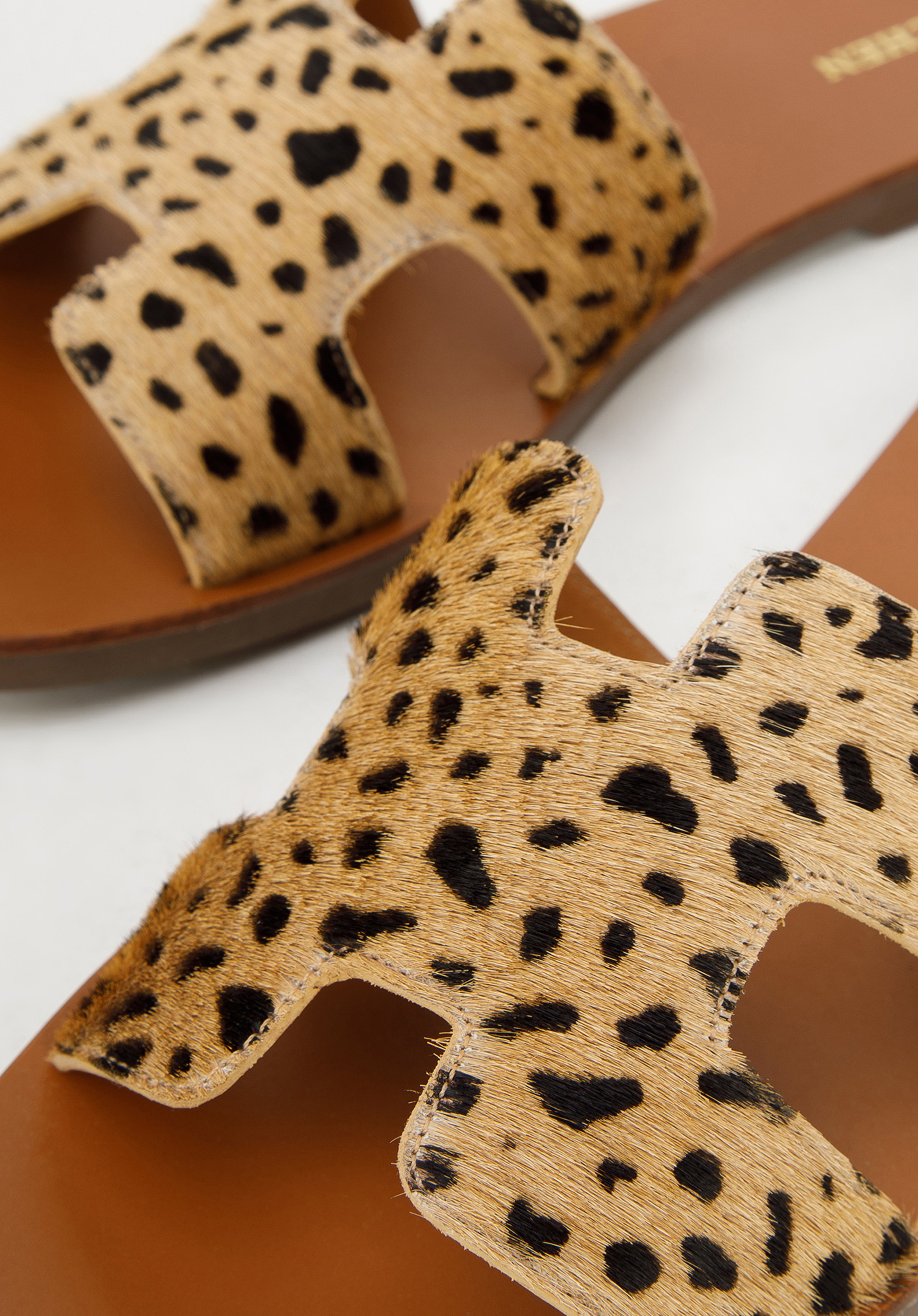 Damskie klapki skórzane z przodem w literę H