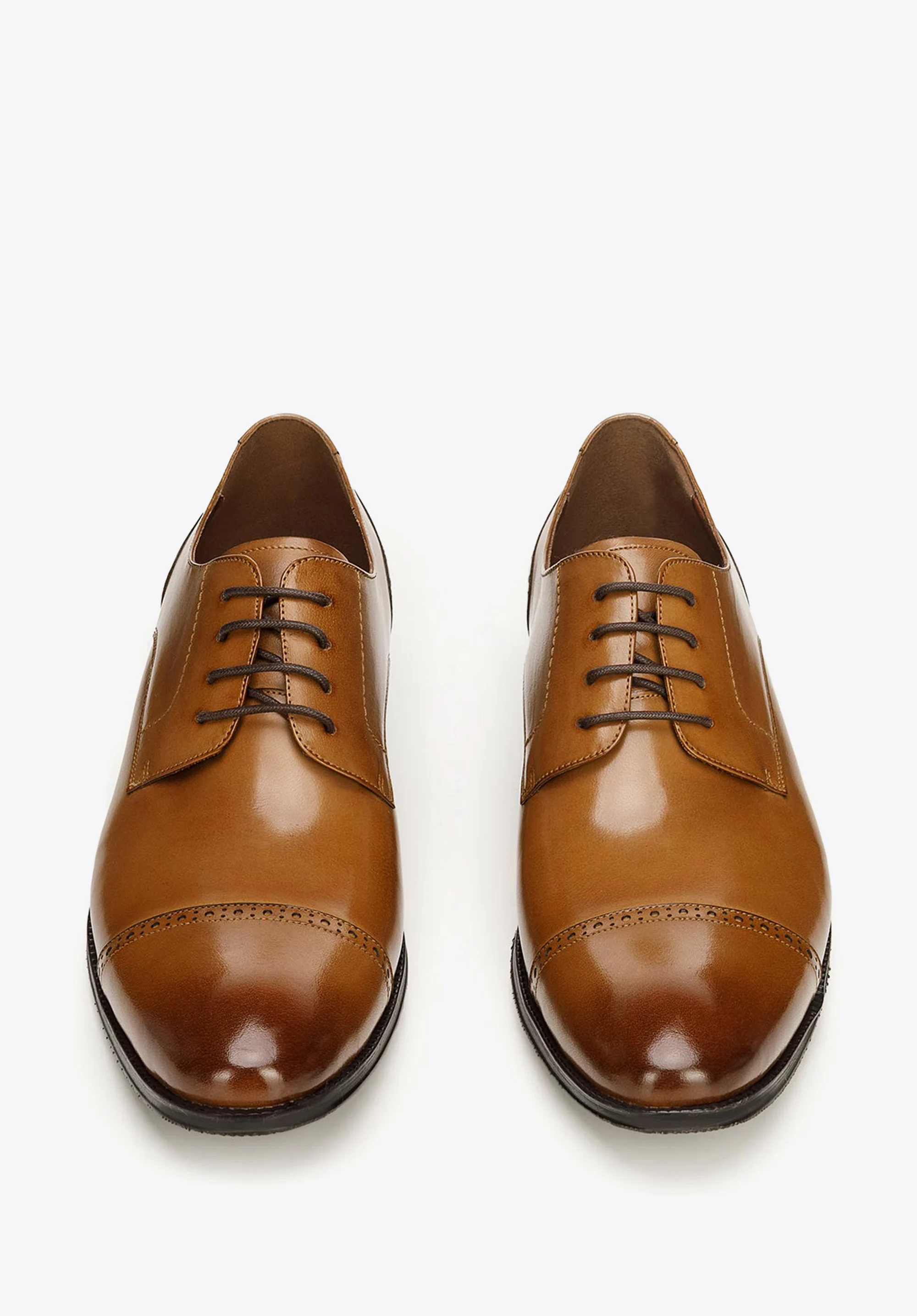 Buty do garnituru ze lśniącej skóry