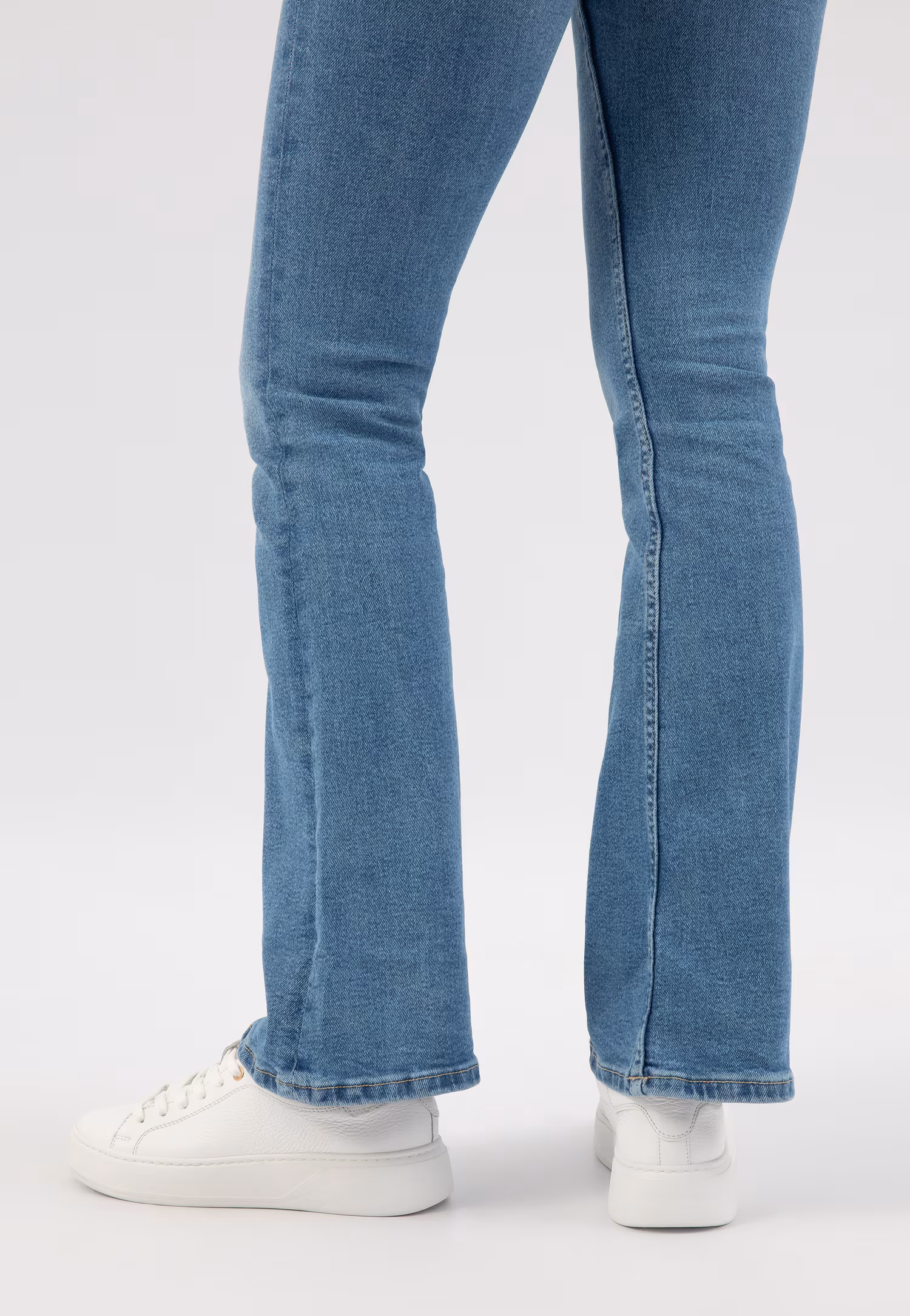 Białe skórzane trampki damskie ze złotymi elementami