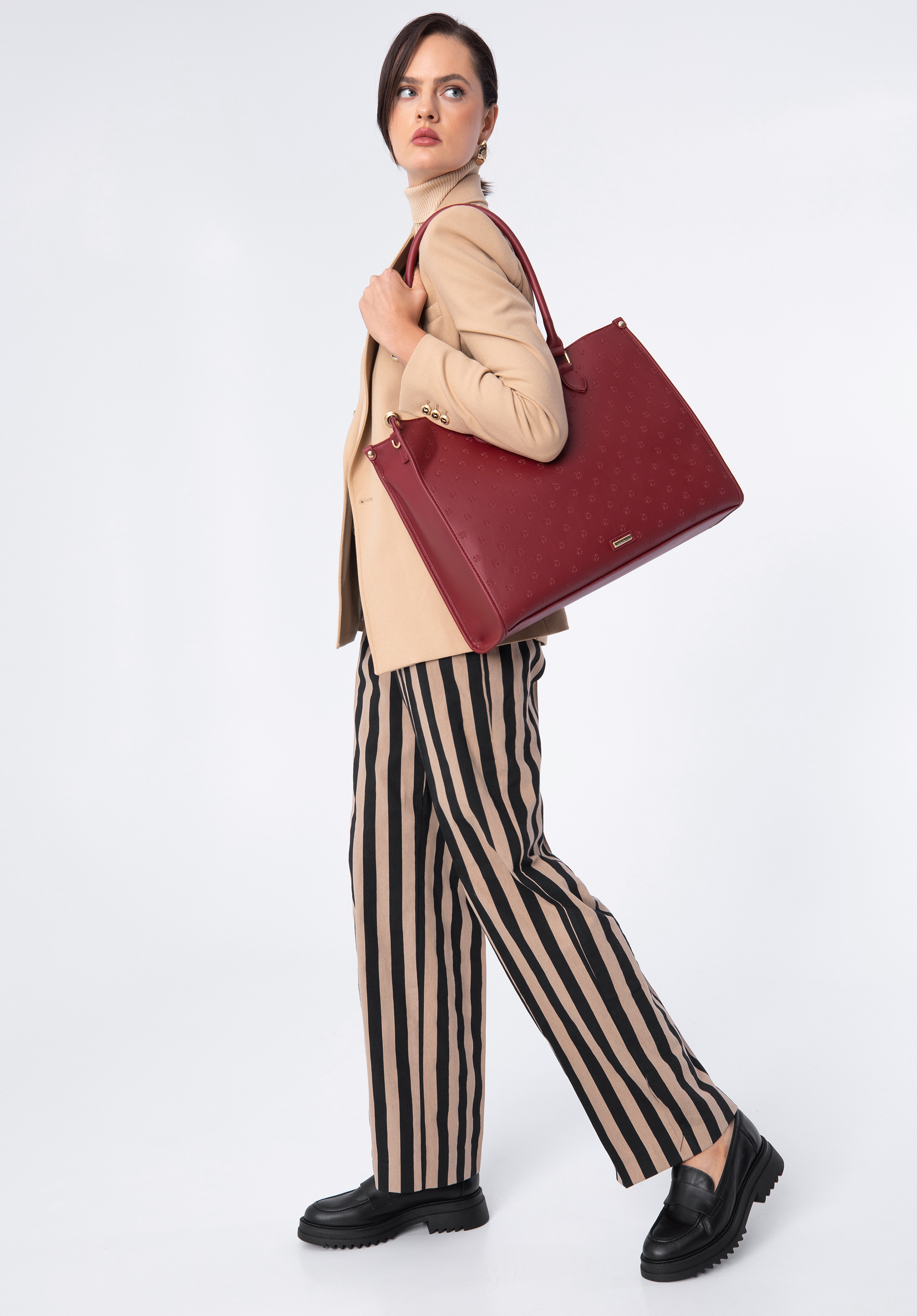 Torebka shopperka z ekoskóry tłoczona w monogram