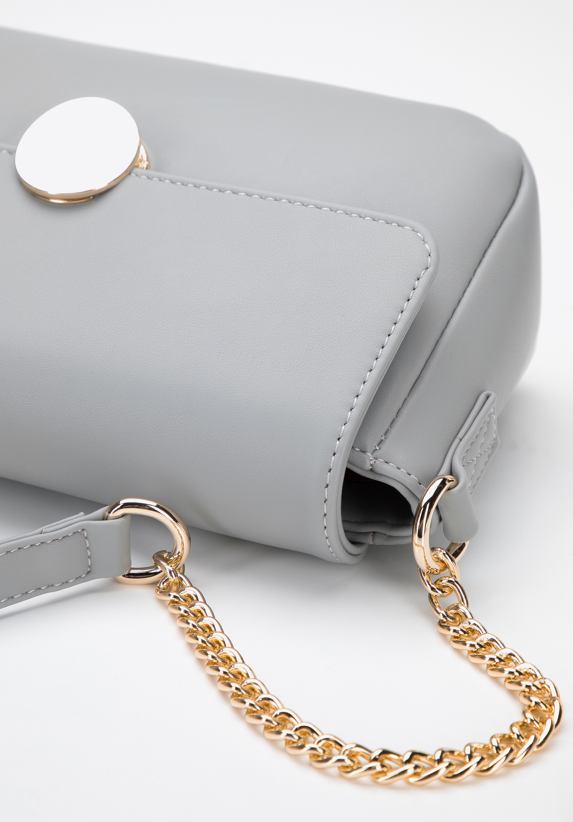 Damska listonoszka z ekoskóry z okrągłą klamrą