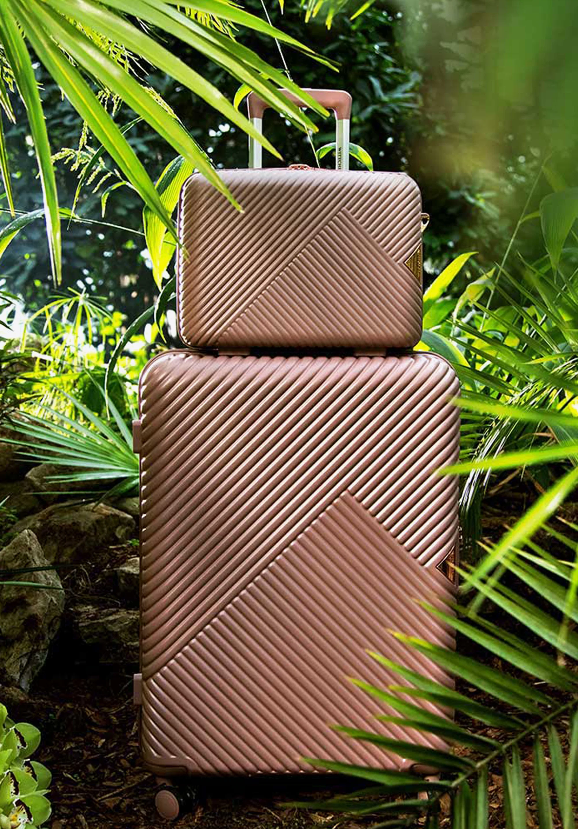 Walizka kabinowa z polikarbonu w paseczki