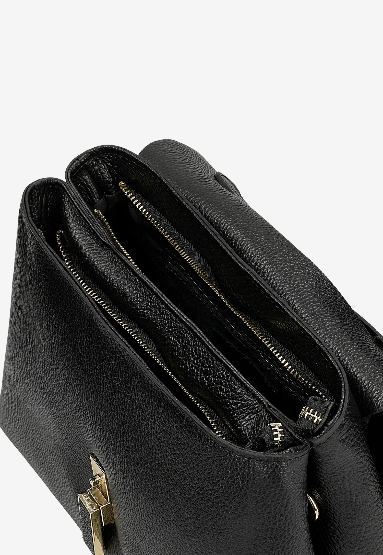 Czarna skórzana torebka kuferek z metalowym zapięciem