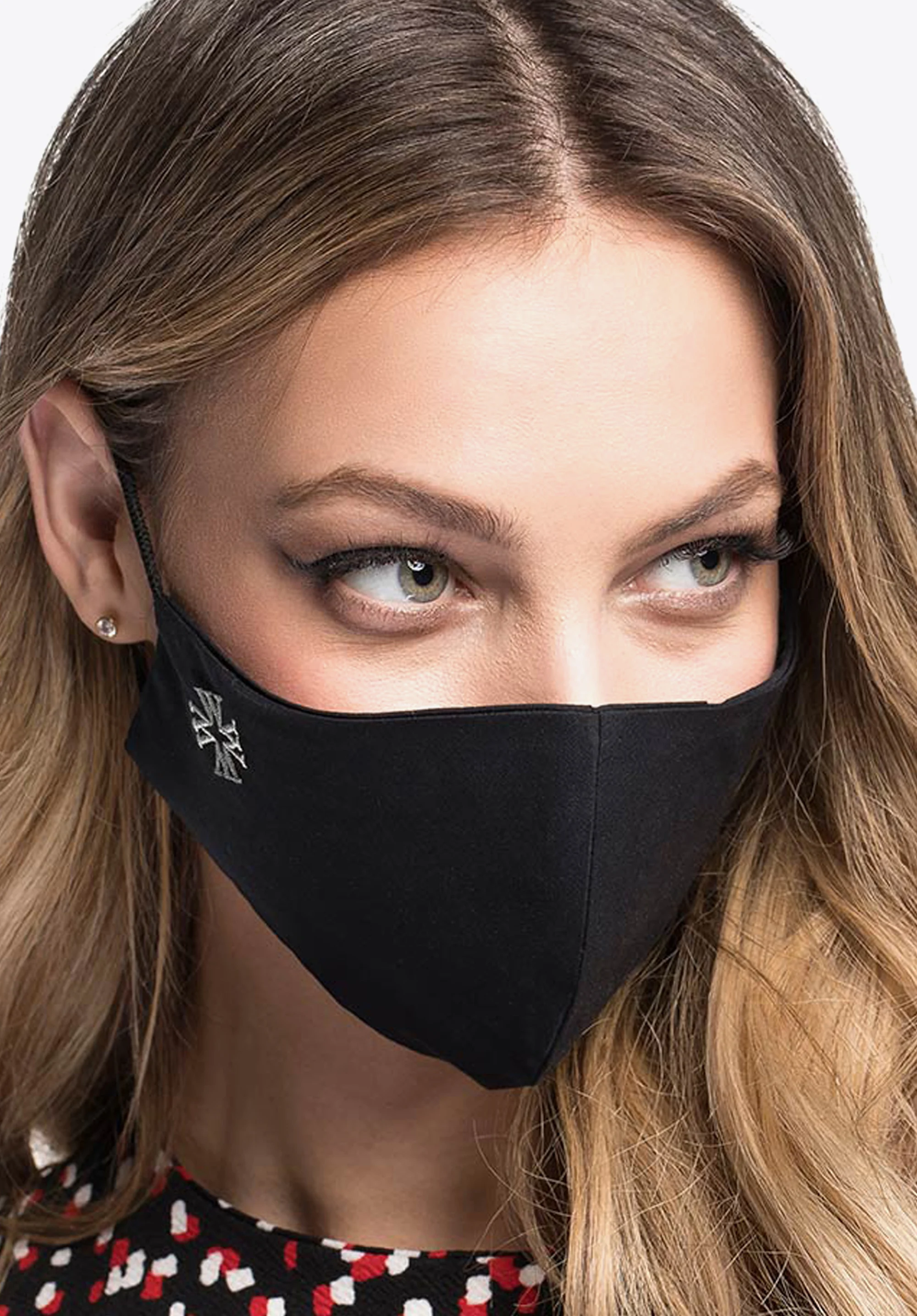 Maseczka bawełniana profilowana z białym monogramem