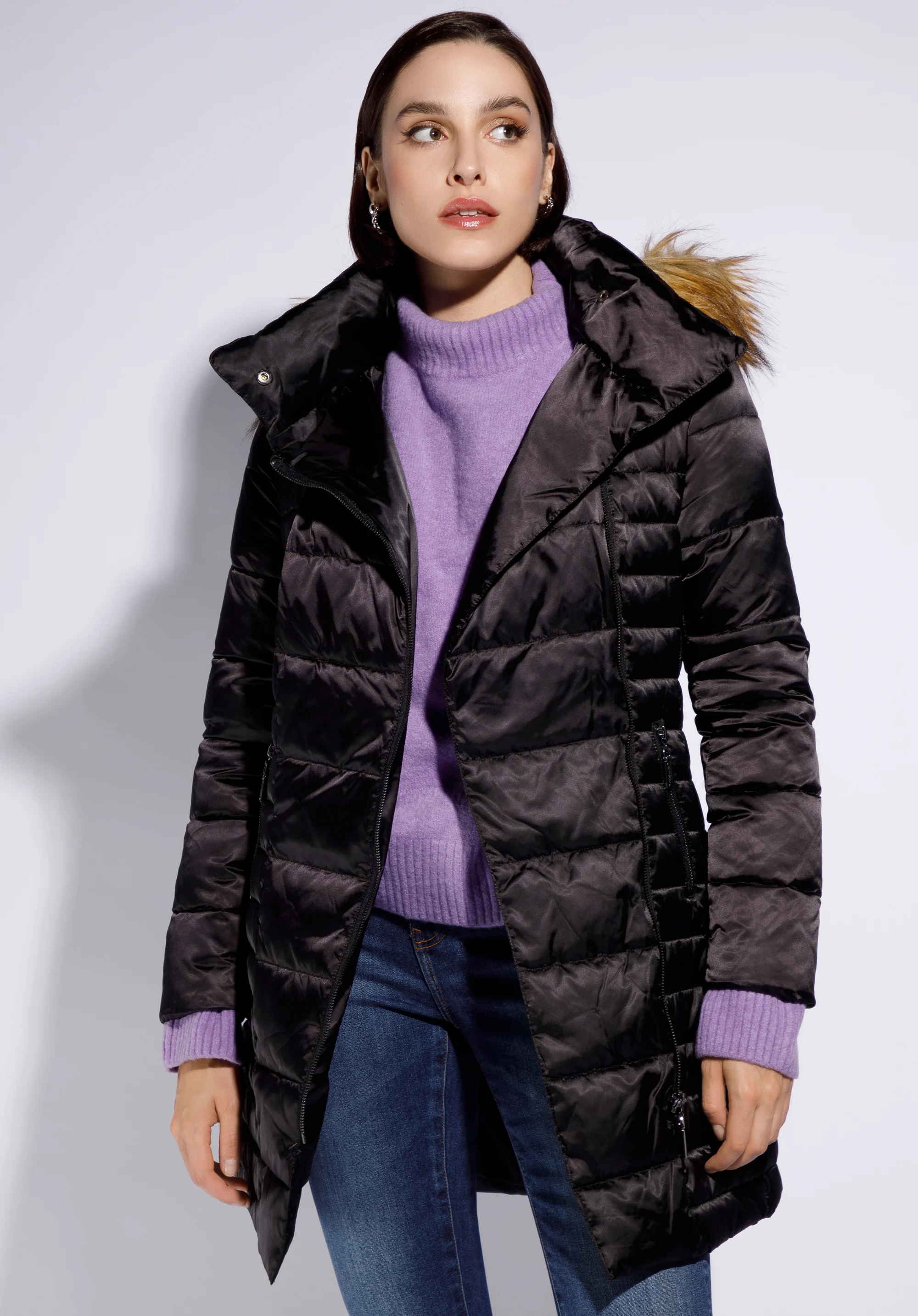 Damska kurtka puchowa z asymetrycznym zapięciem