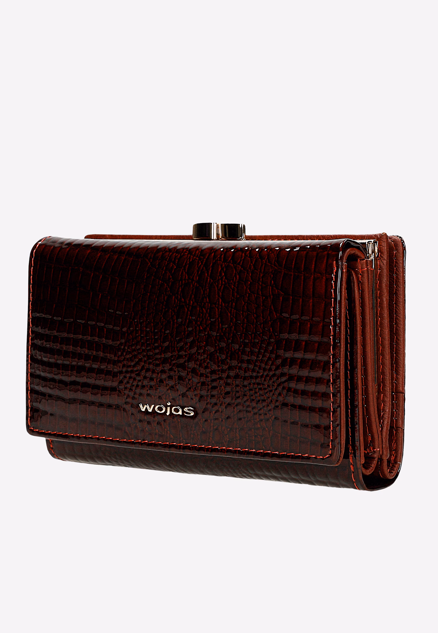 Beżowy lakierowany portfel damski zapinany na zatrzask