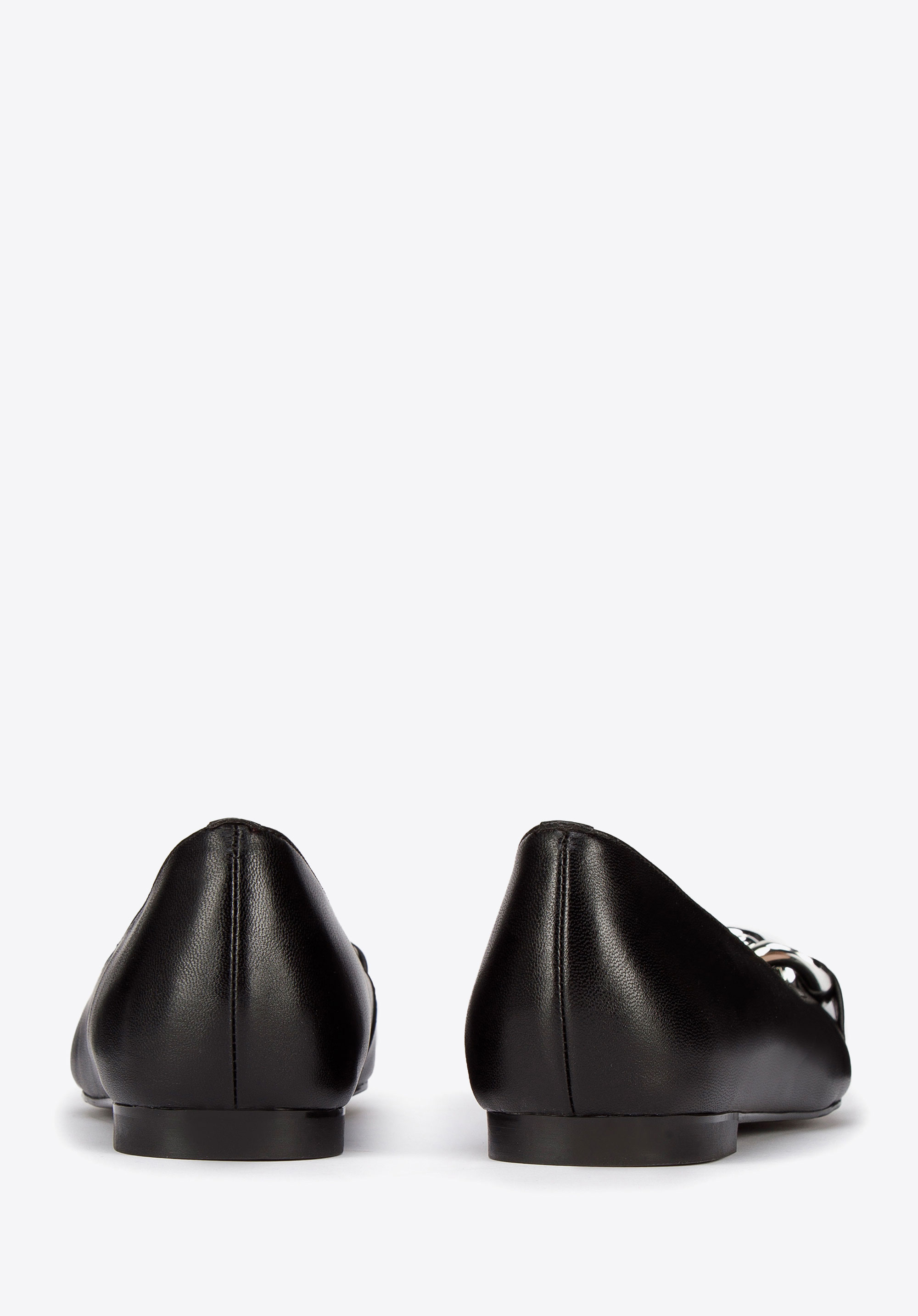 Baleriny skórzane z łańcuchem