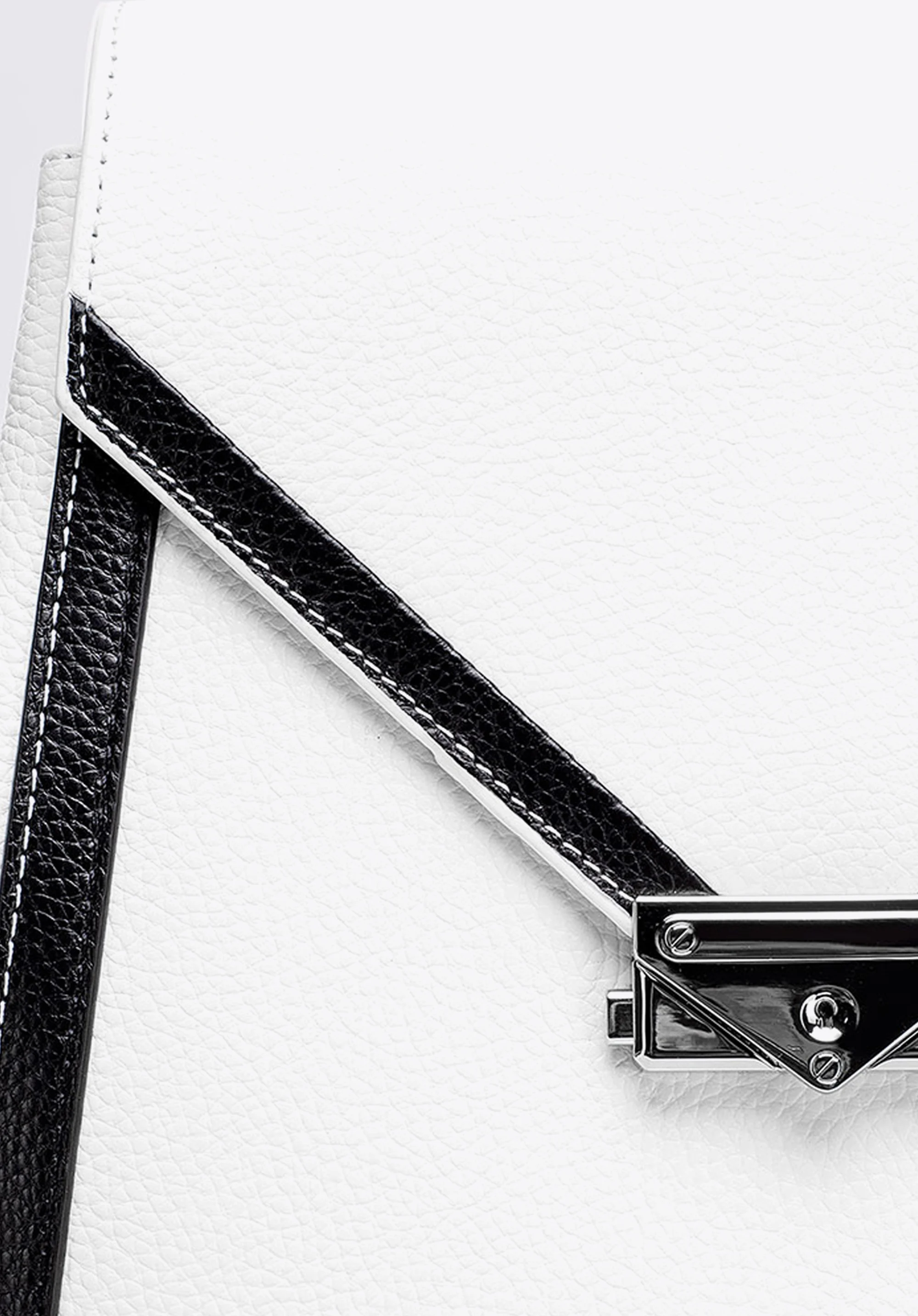 Damski plecak skórzany z kopertową klapą