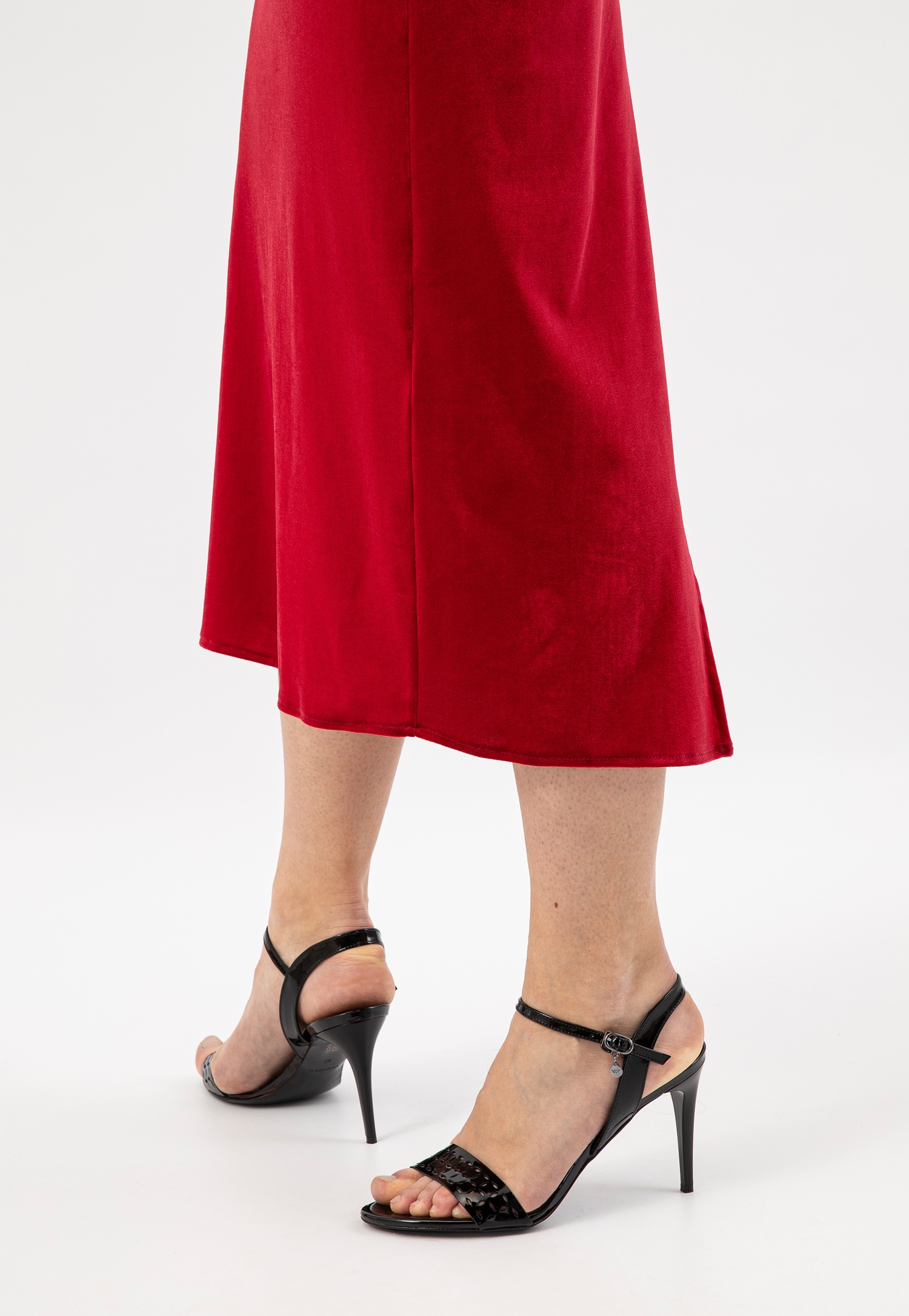 Czarne lakierowane sandały na szpilce z ażurowym paskiem